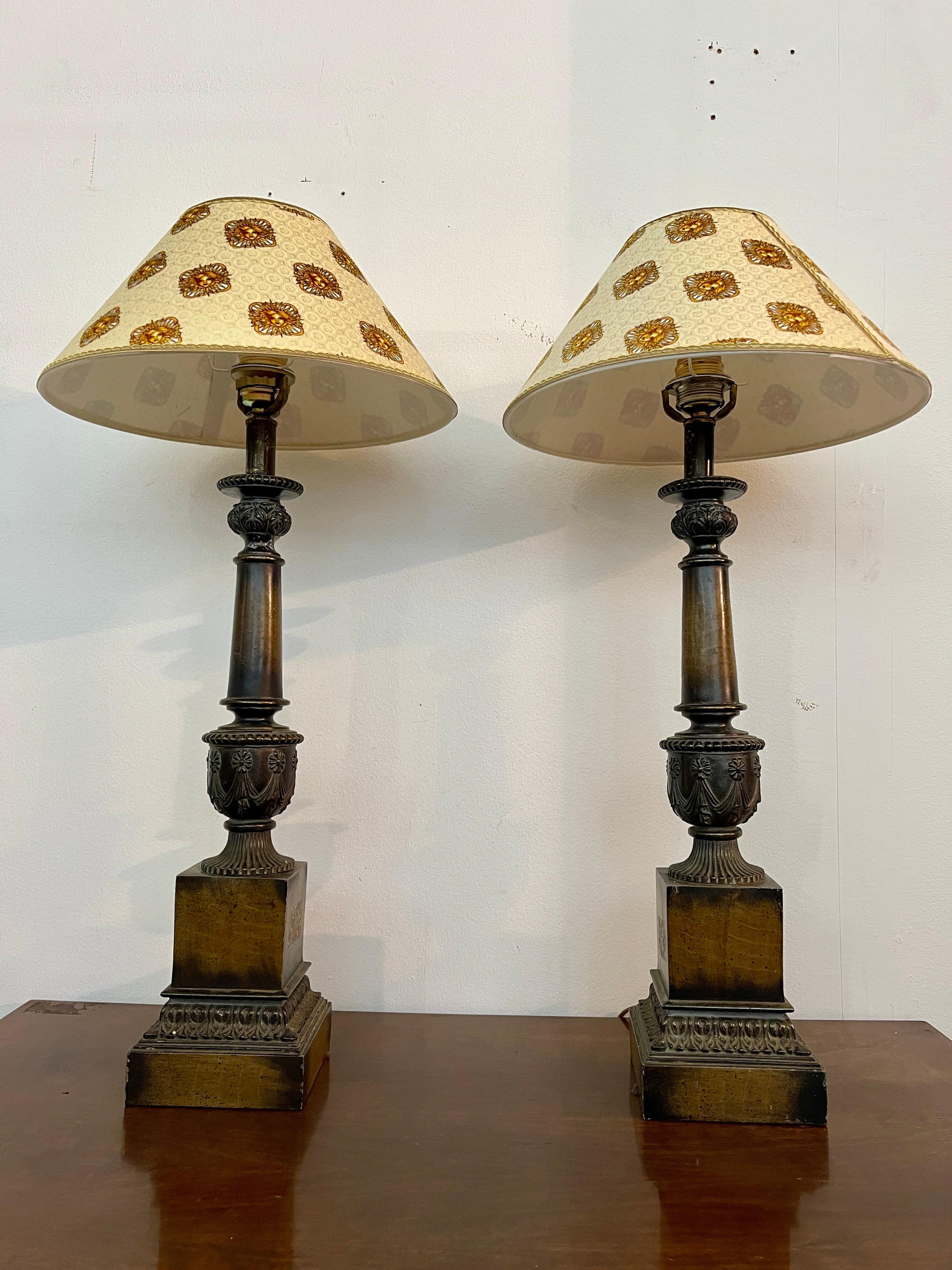 Grande coppia di lampade antiche con paralume Versailles, XIX secolo