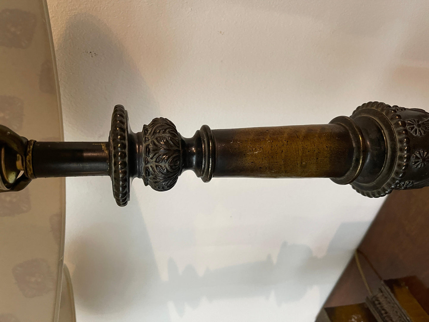 Grande coppia di lampade antiche con paralume Versailles, XIX secolo