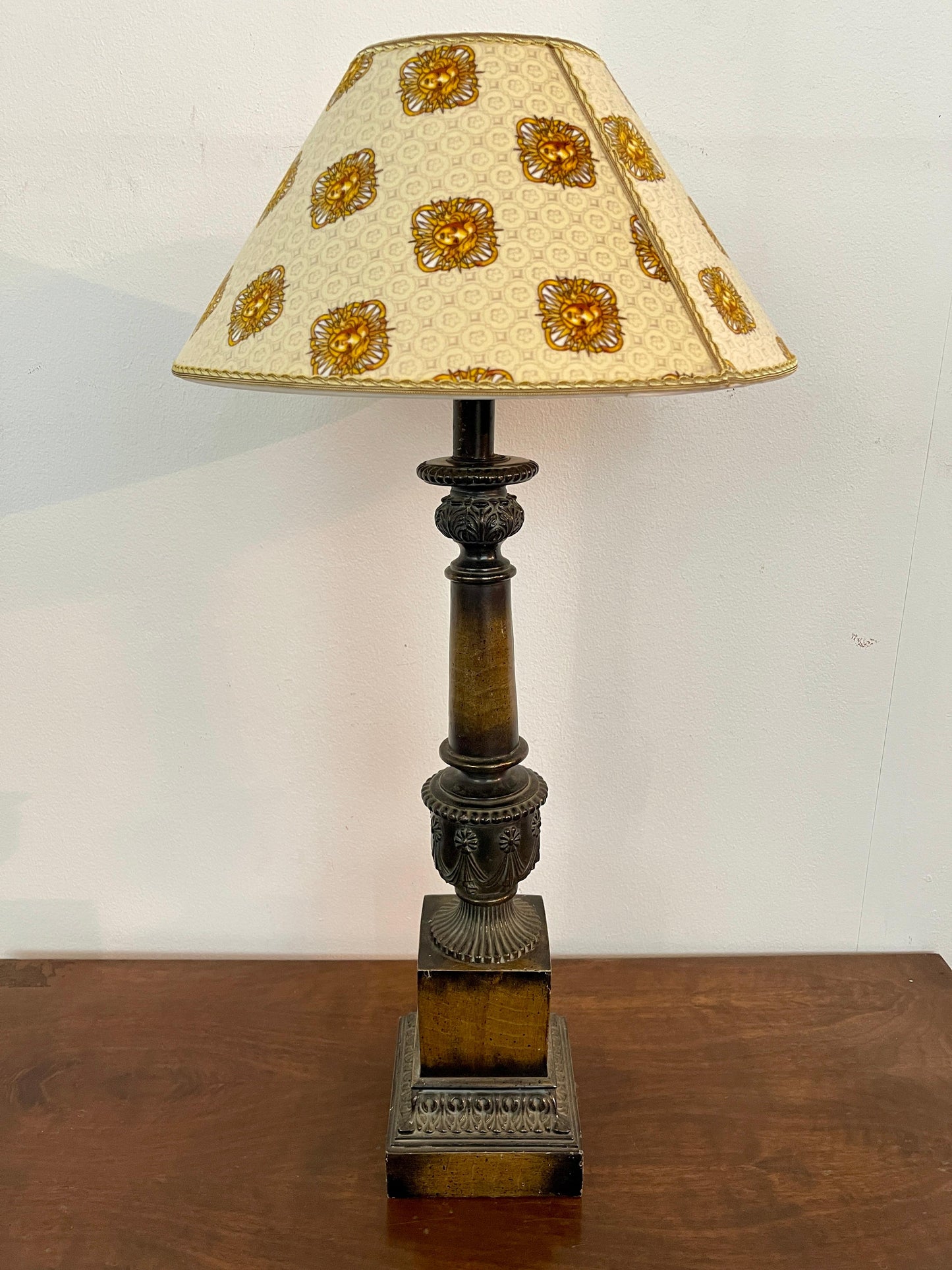 Grande coppia di lampade antiche con paralume Versailles, XIX secolo