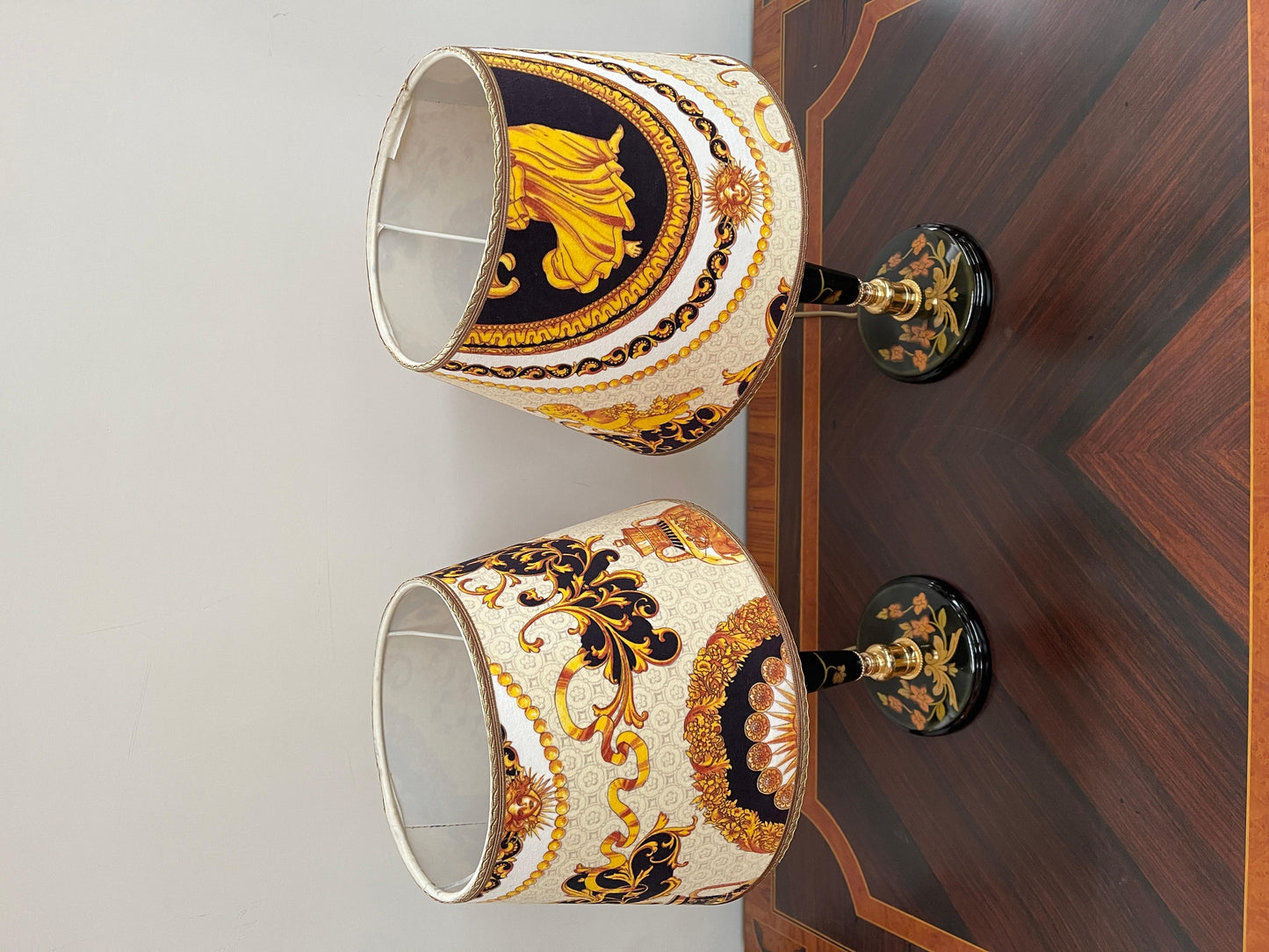 Lampade da comodino italiane in legno e tessuto Versailles, XX secolo.