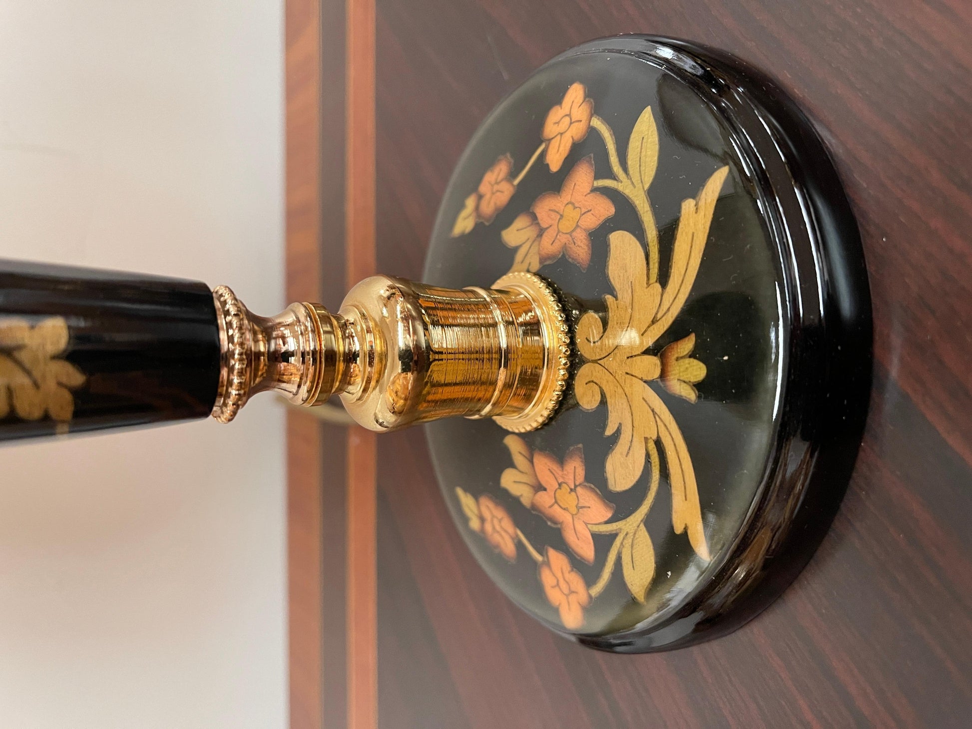 Lampade da comodino italiane in legno e tessuto Versailles, XX secolo.