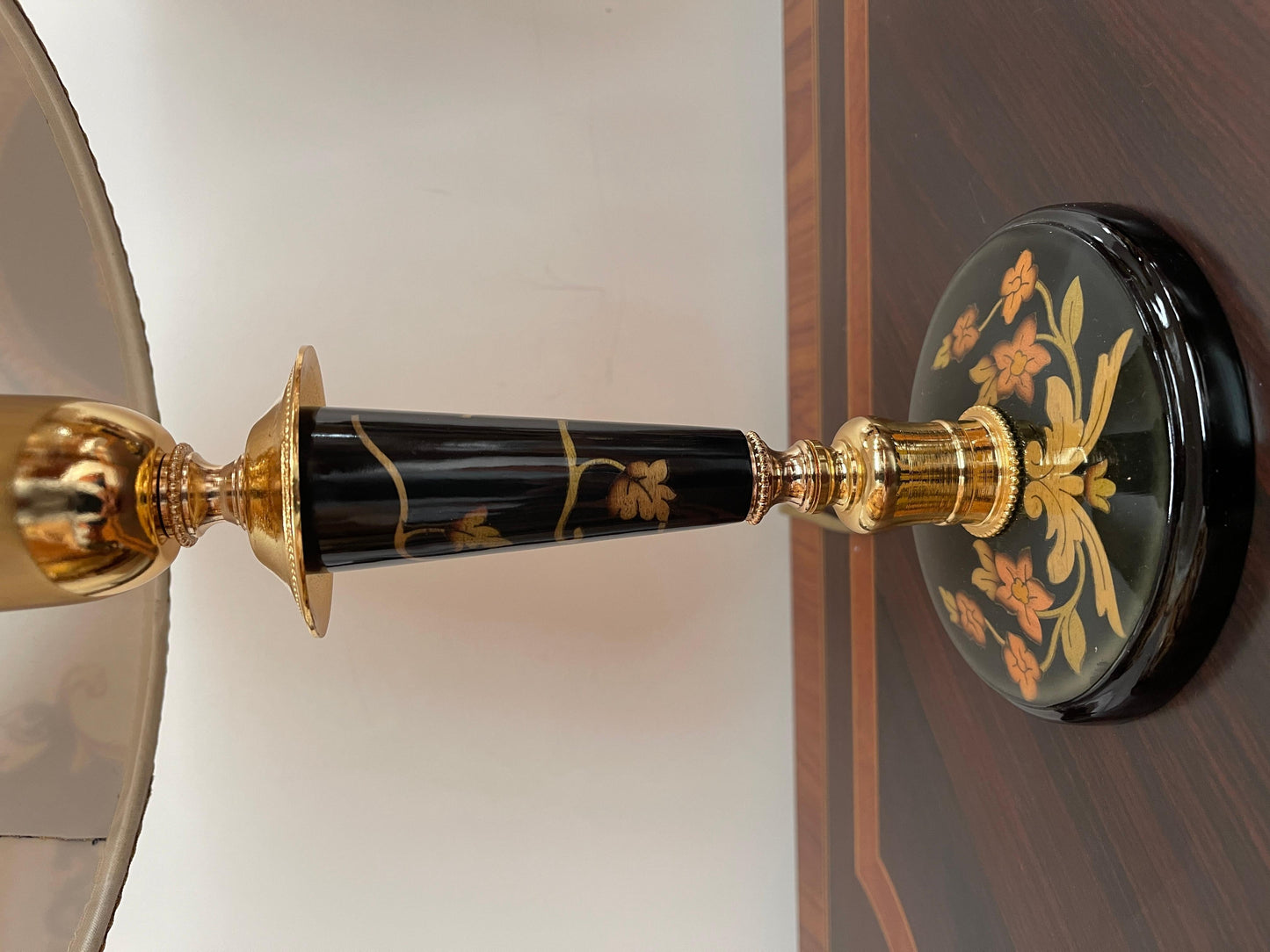 Lampade da comodino italiane in legno e tessuto Versailles, XX secolo.