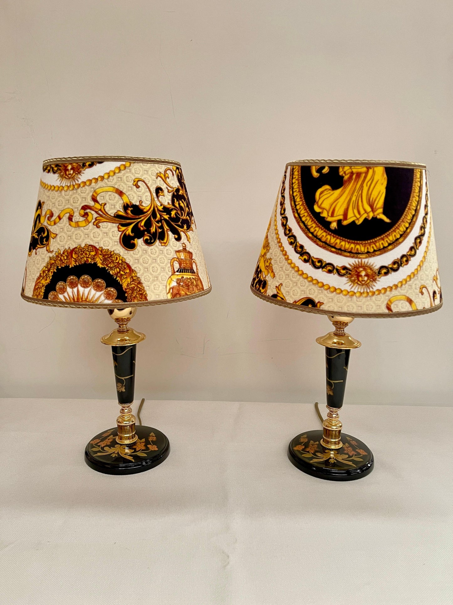 Lampade da comodino italiane in legno e tessuto Versailles, XX secolo.