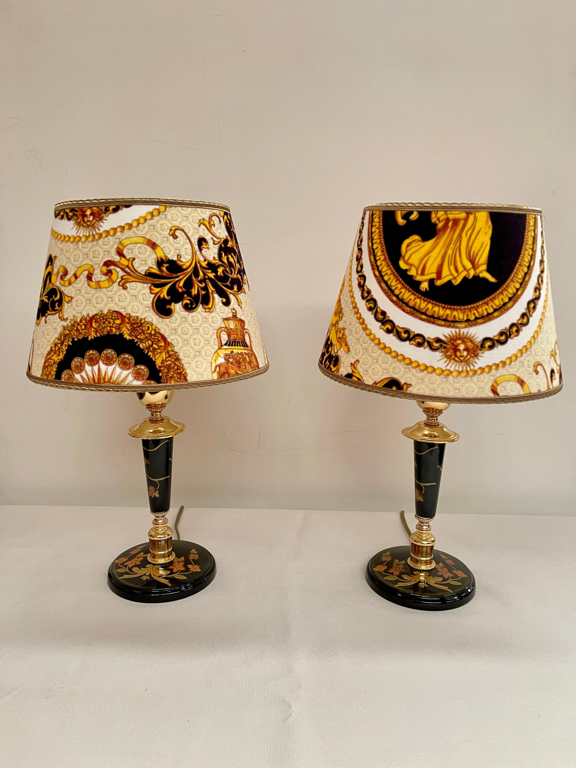 Lampade da comodino italiane in legno e tessuto Versailles, XX secolo.