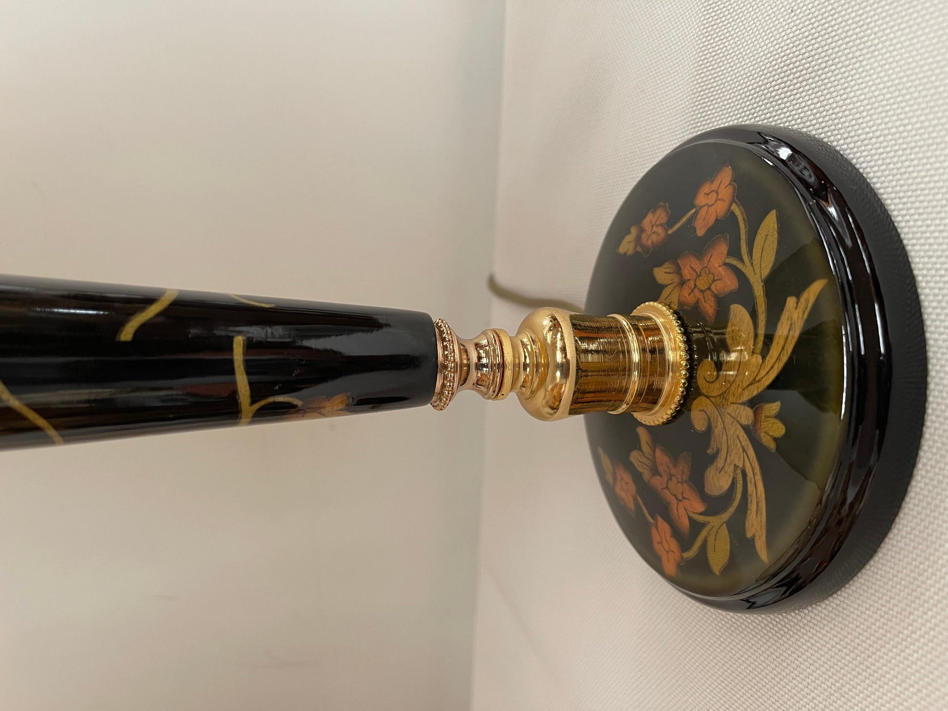 Lampade da comodino italiane in legno e tessuto Versailles, XX secolo.