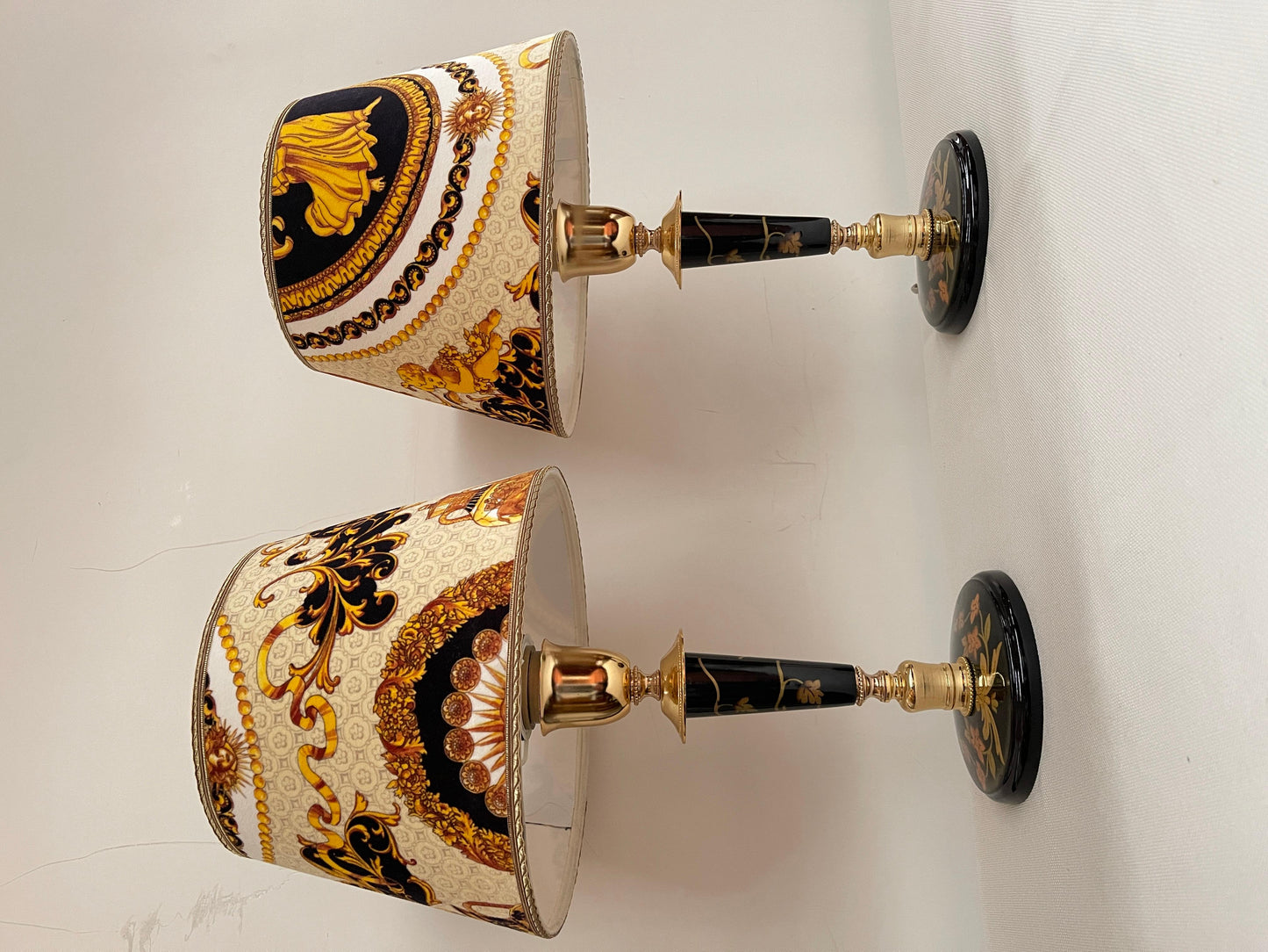 Lampade da comodino italiane in legno e tessuto Versailles, XX secolo.