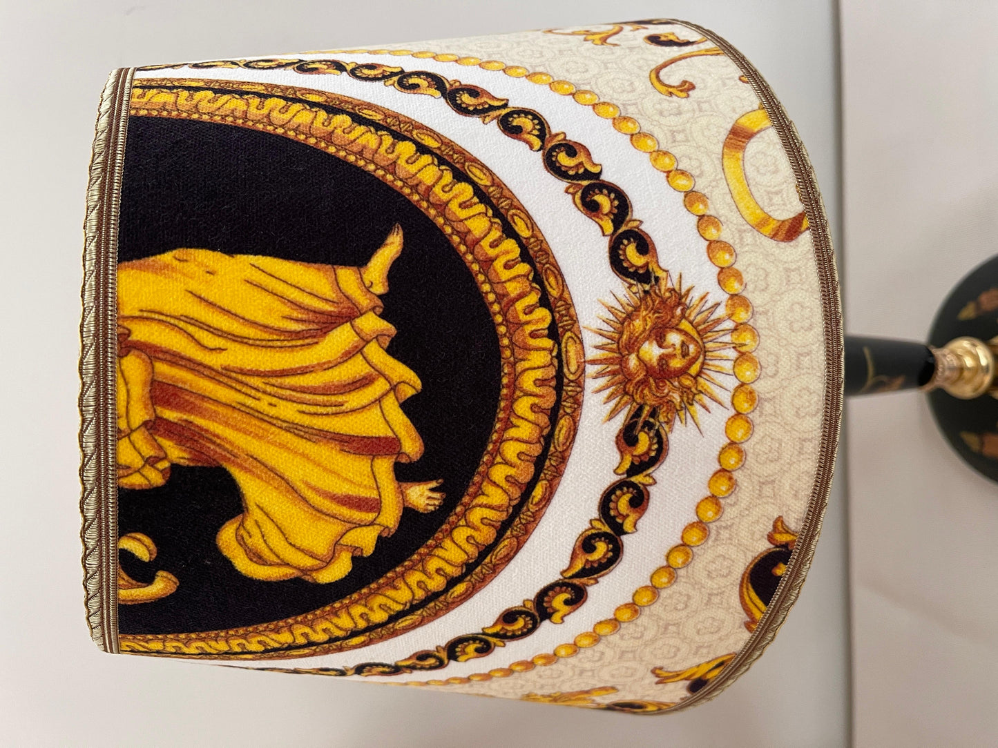 Lampade da comodino italiane in legno e tessuto Versailles, XX secolo.