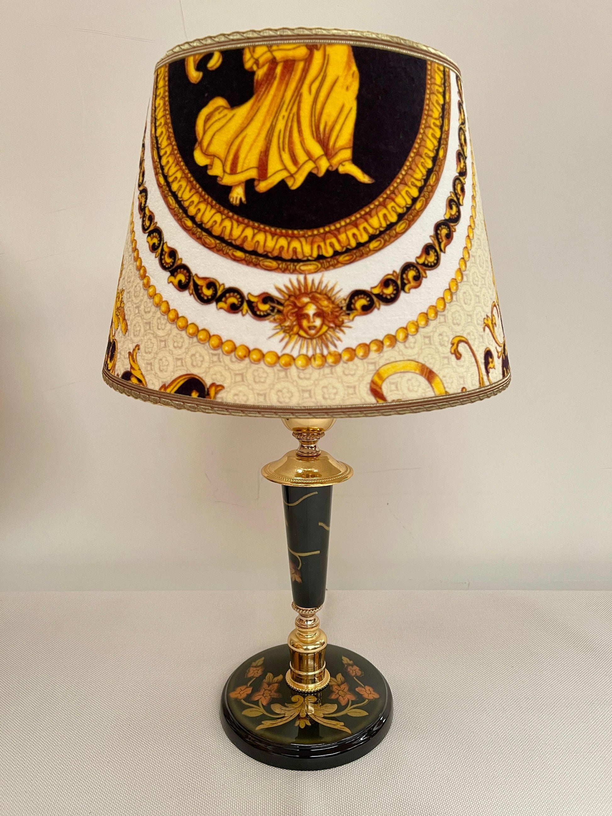 Lampade da comodino italiane in legno e tessuto Versailles, XX secolo.