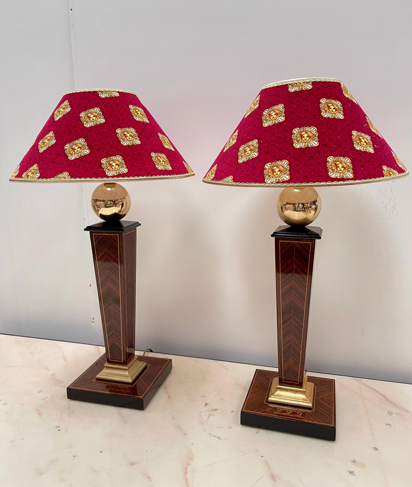 Splendida coppia di lampade da tavolo in stile classico versailles rosso XX sec.