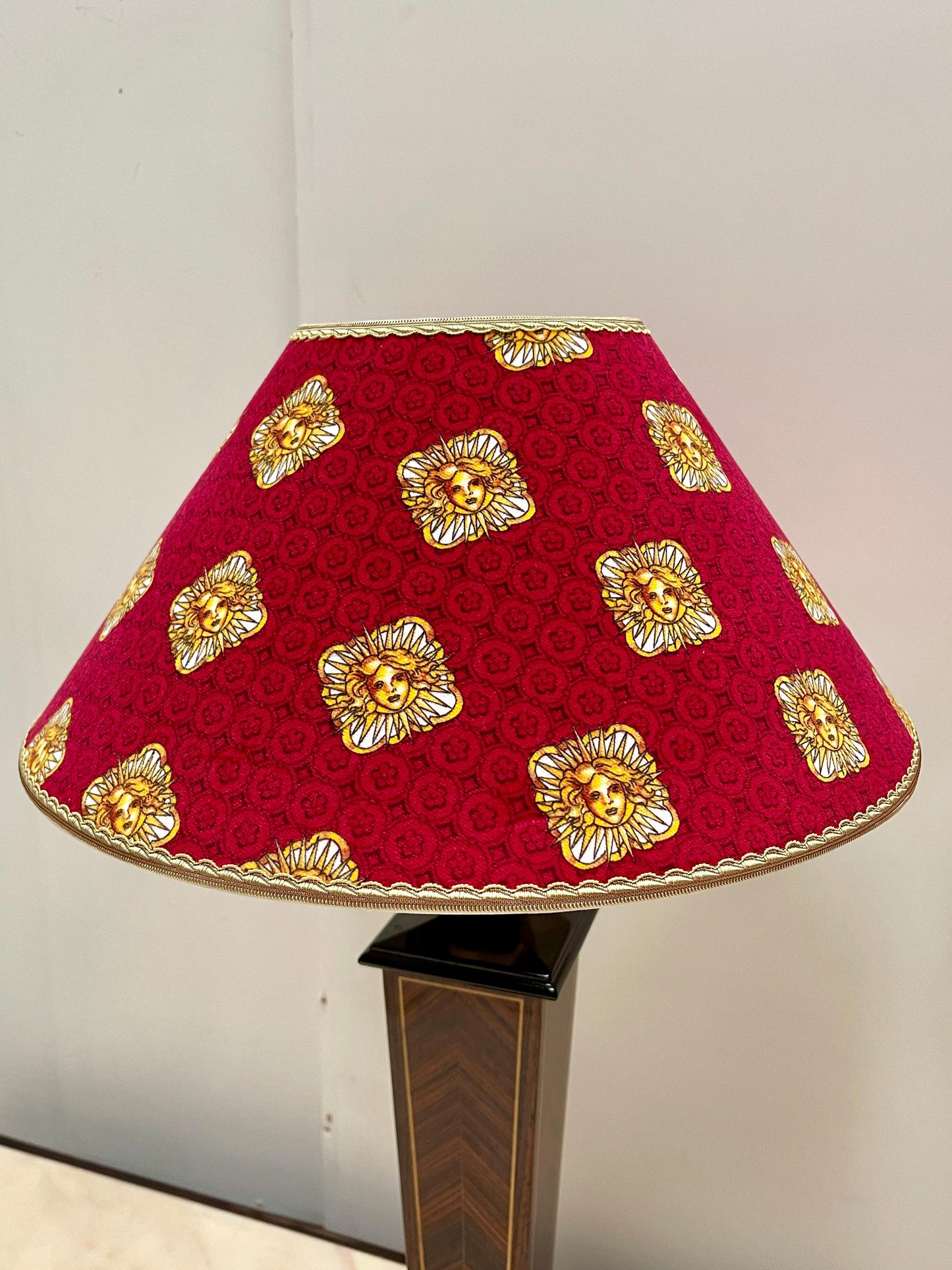 Splendida coppia di lampade da tavolo in stile classico versailles rosso XX sec.