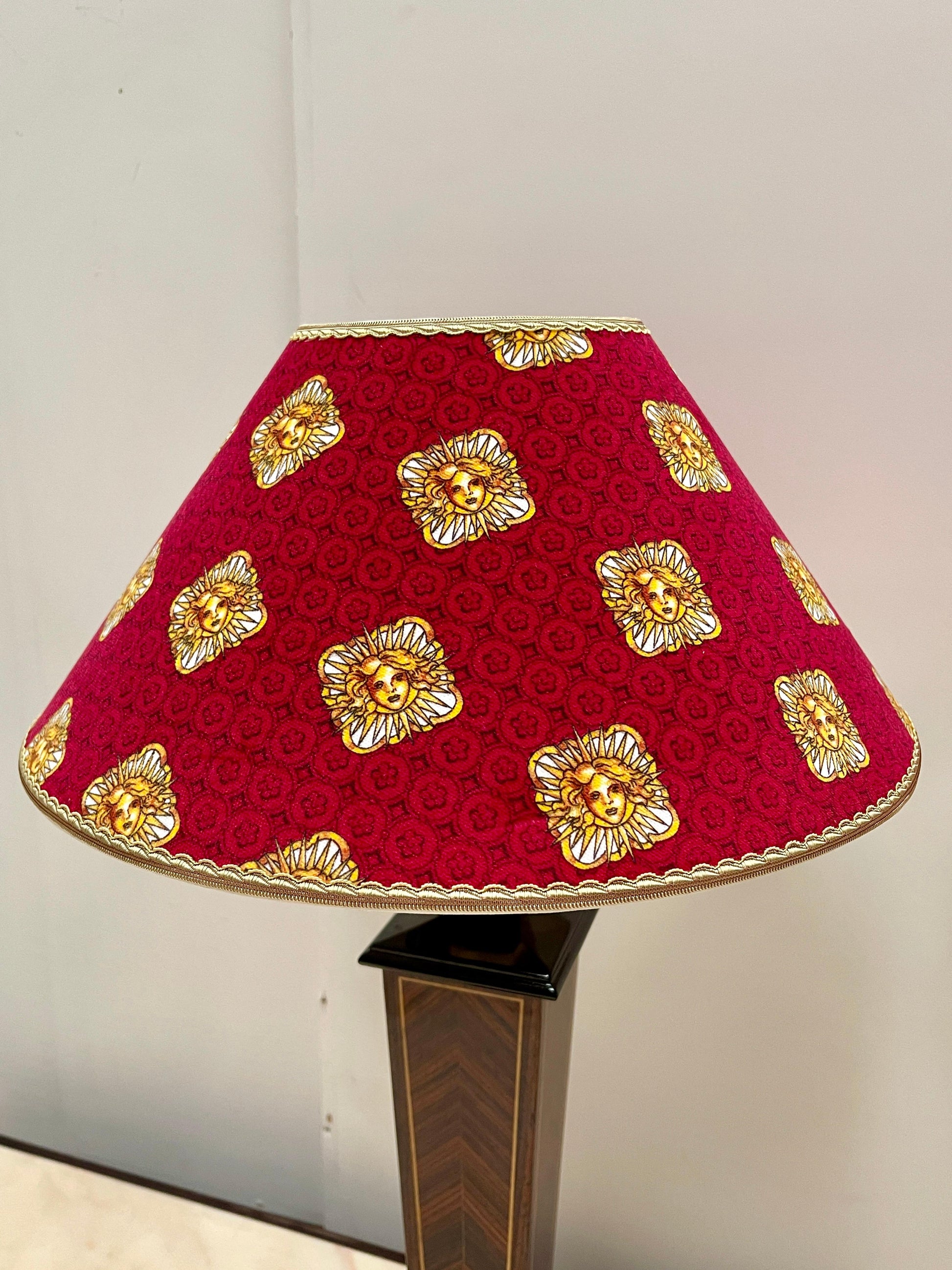 Splendida coppia di lampade da tavolo in stile classico versailles rosso XX sec.