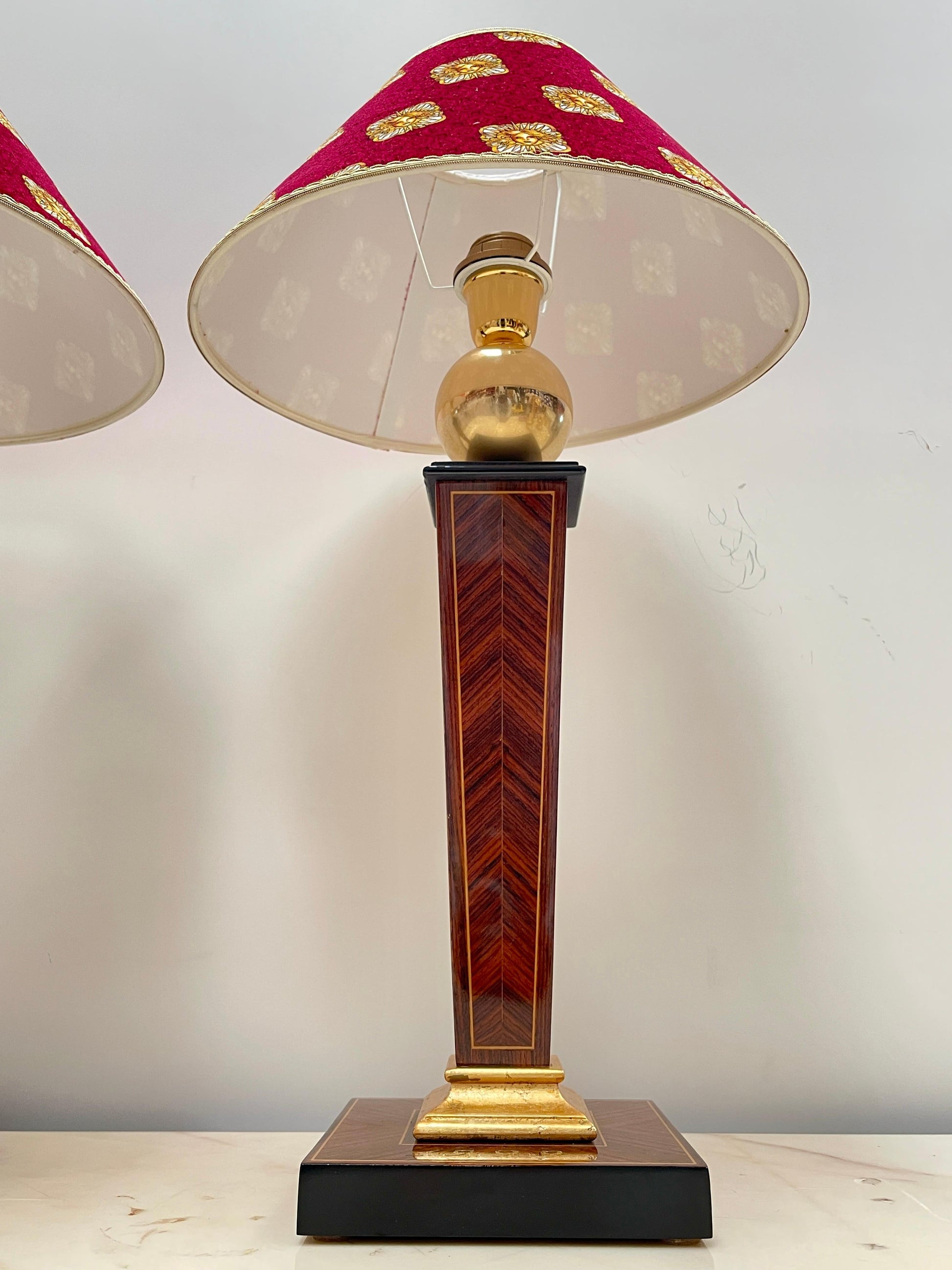 Splendida coppia di lampade da tavolo in stile classico versailles rosso XX sec.