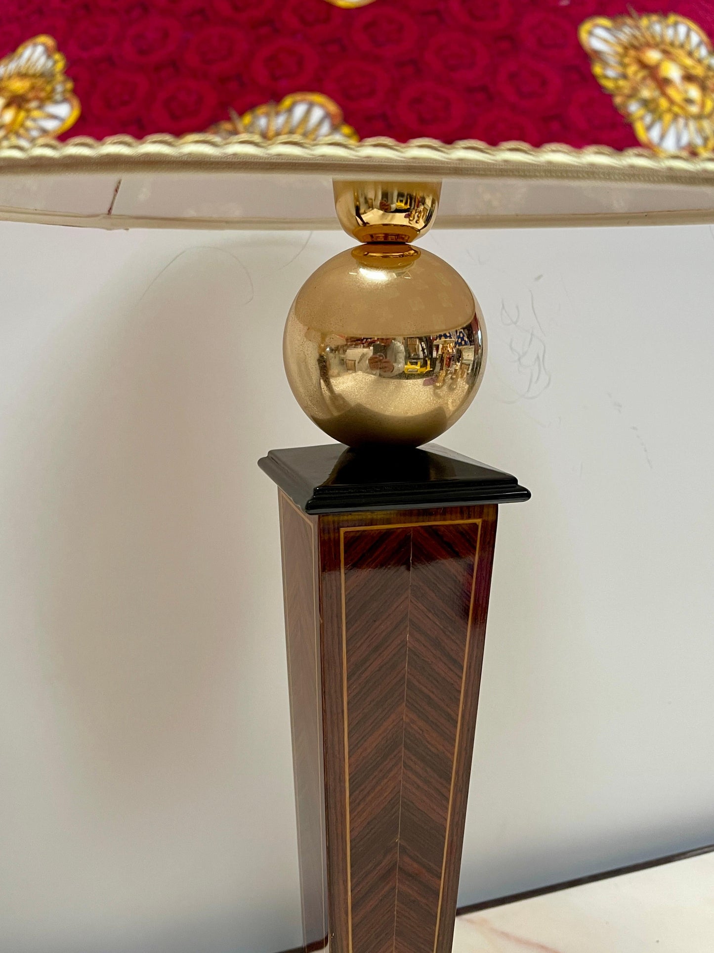 Splendida coppia di lampade da tavolo in stile classico versailles rosso XX sec.