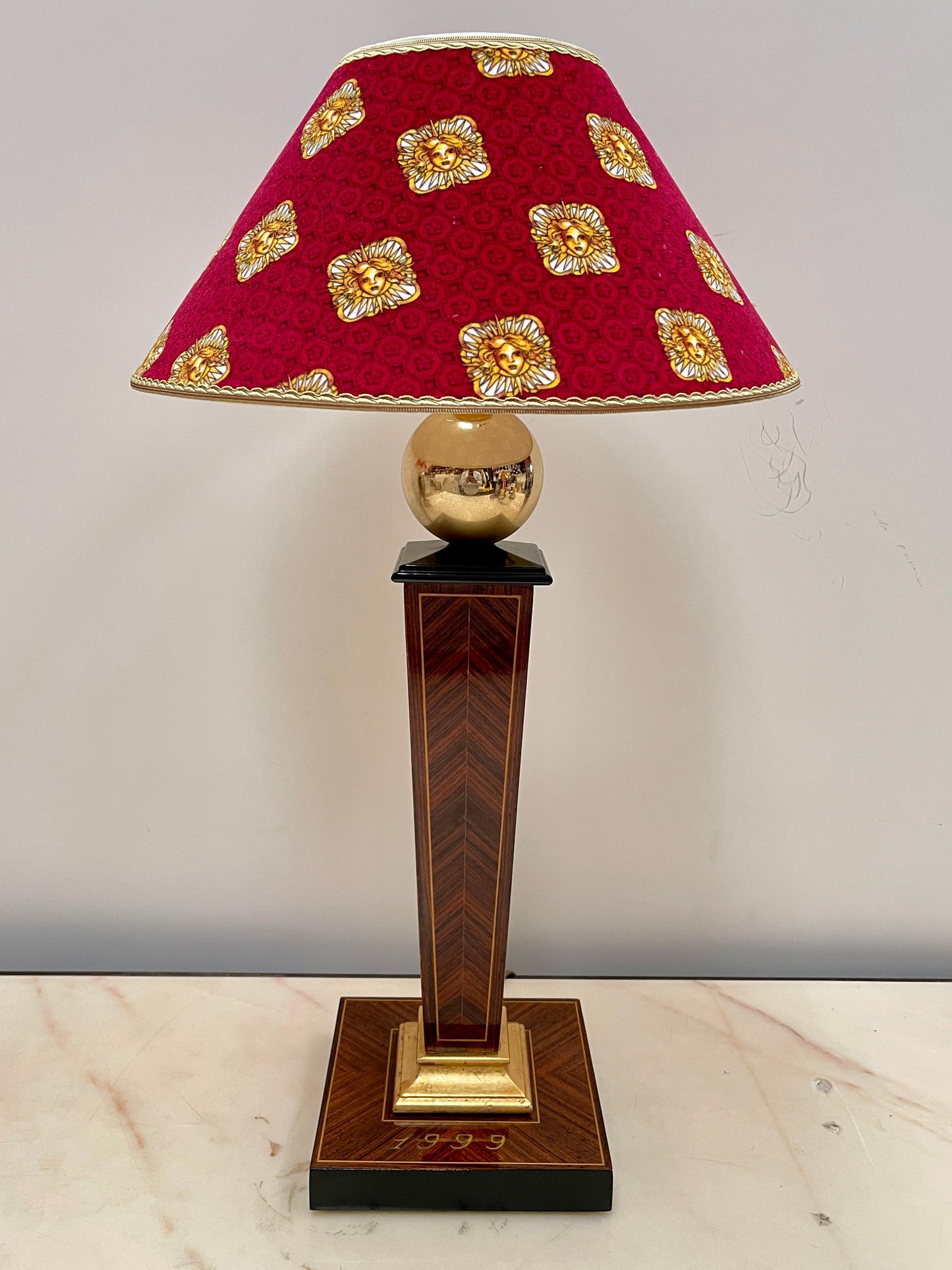 Splendida coppia di lampade da tavolo in stile classico versailles rosso XX sec.