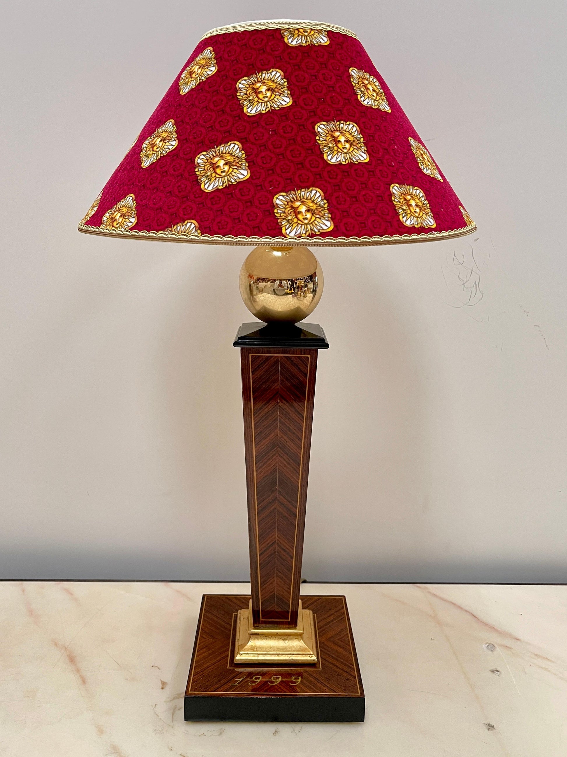 Splendida coppia di lampade da tavolo in stile classico versailles rosso XX sec.