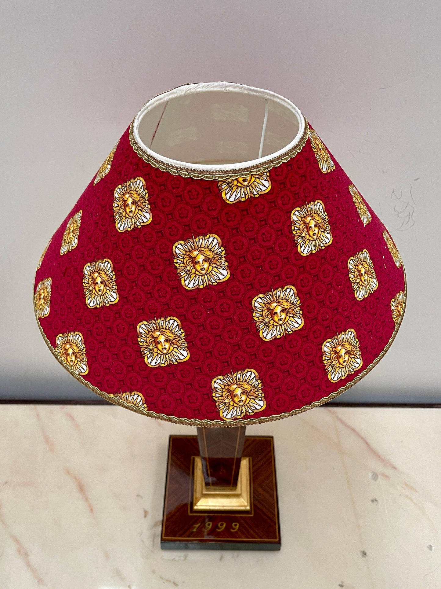 Splendida coppia di lampade da tavolo in stile classico versailles rosso XX sec.