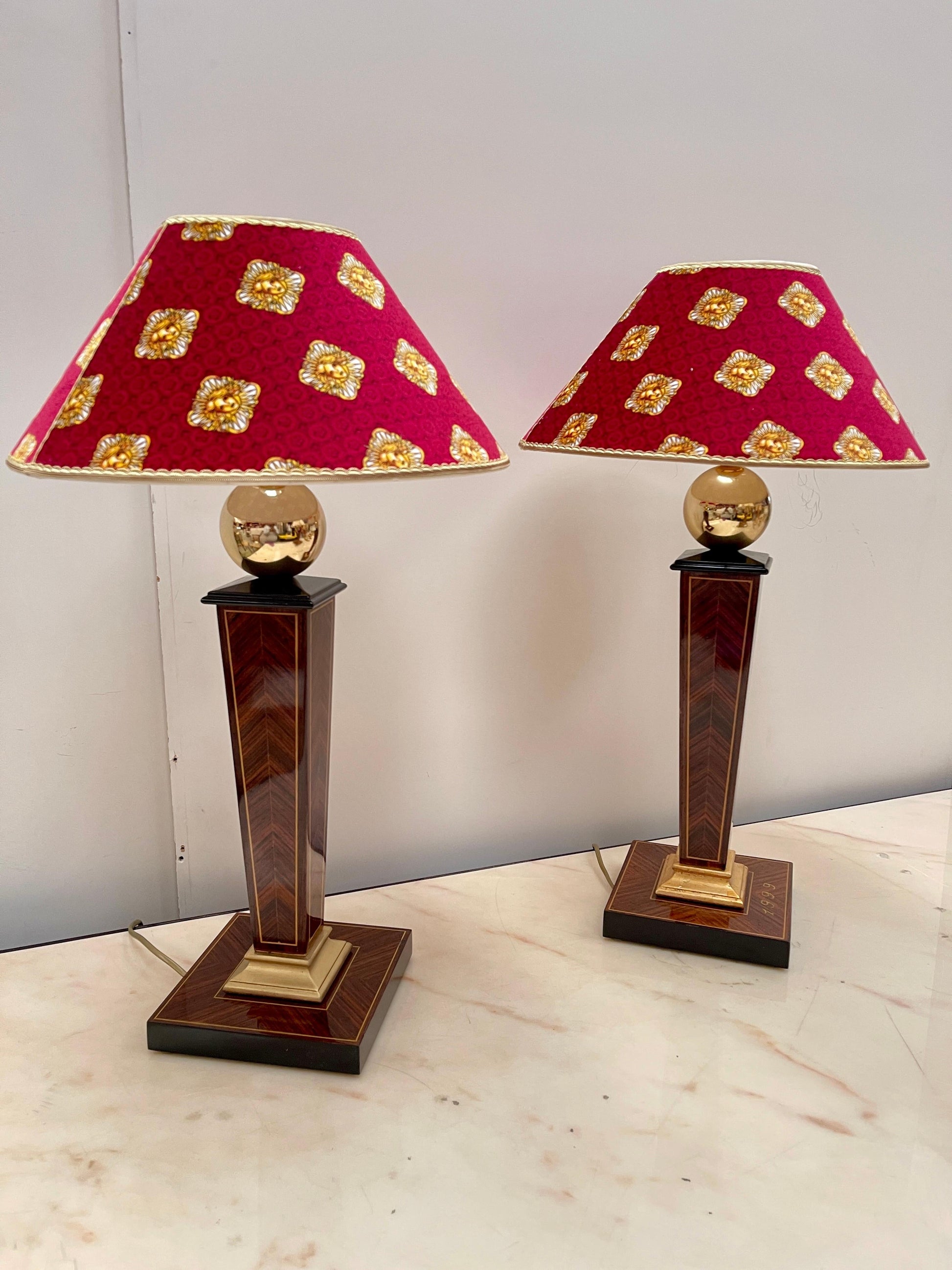Splendida coppia di lampade da tavolo in stile classico versailles rosso XX sec.