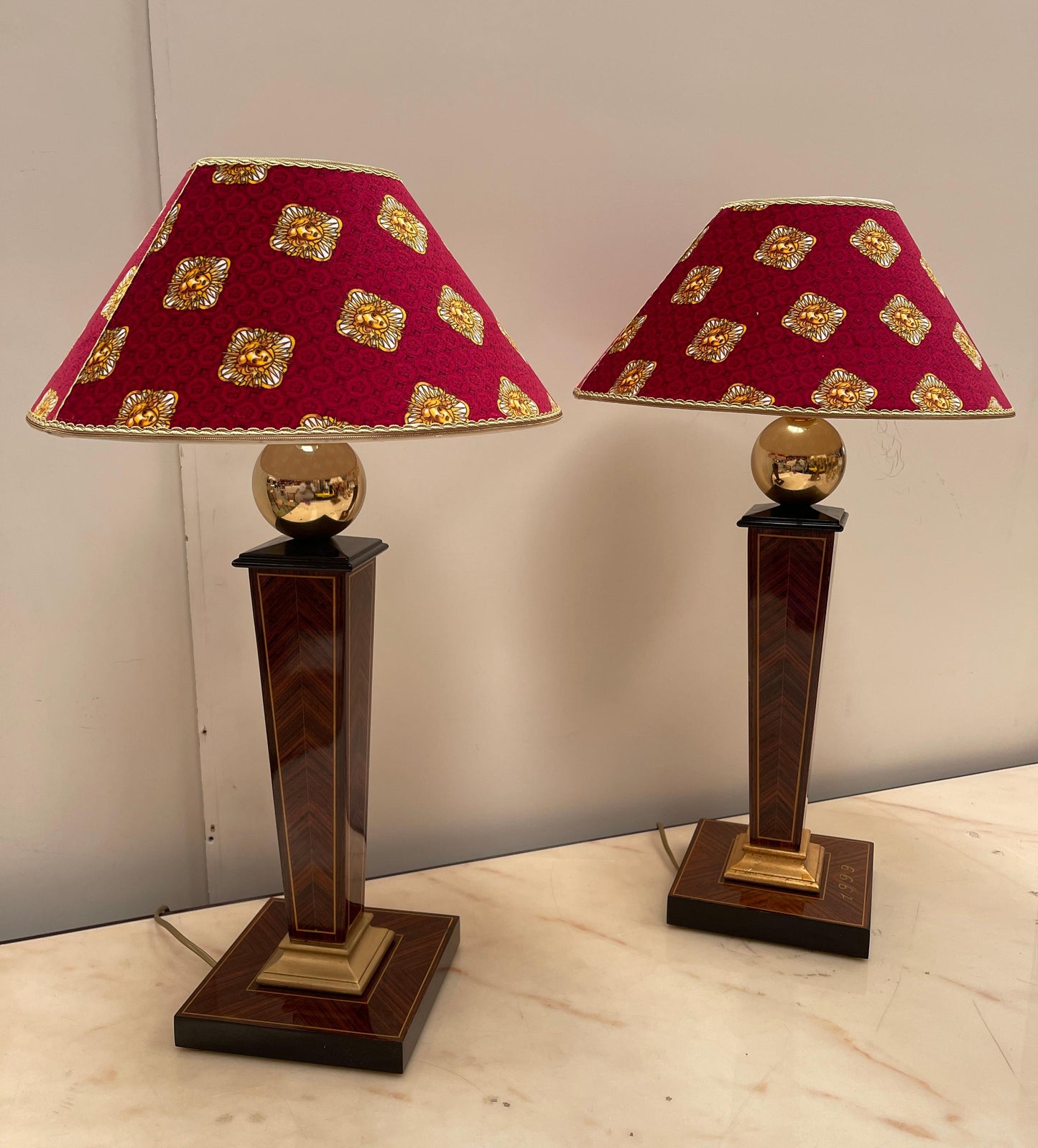 Splendida coppia di lampade da tavolo in stile classico versailles rosso XX sec.