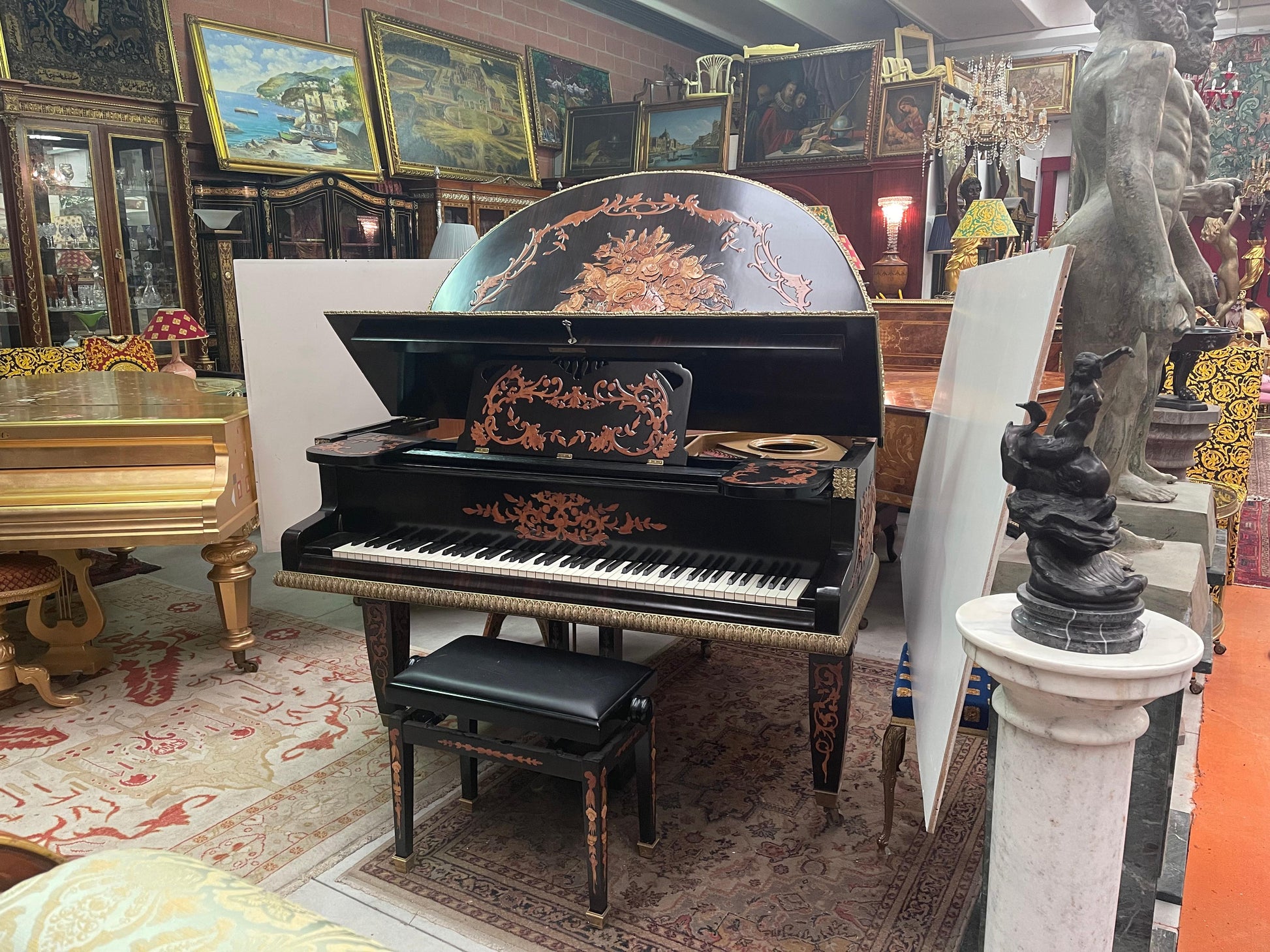 Pianoforte tedesco con preziosi legni di frutta e intagli 1930