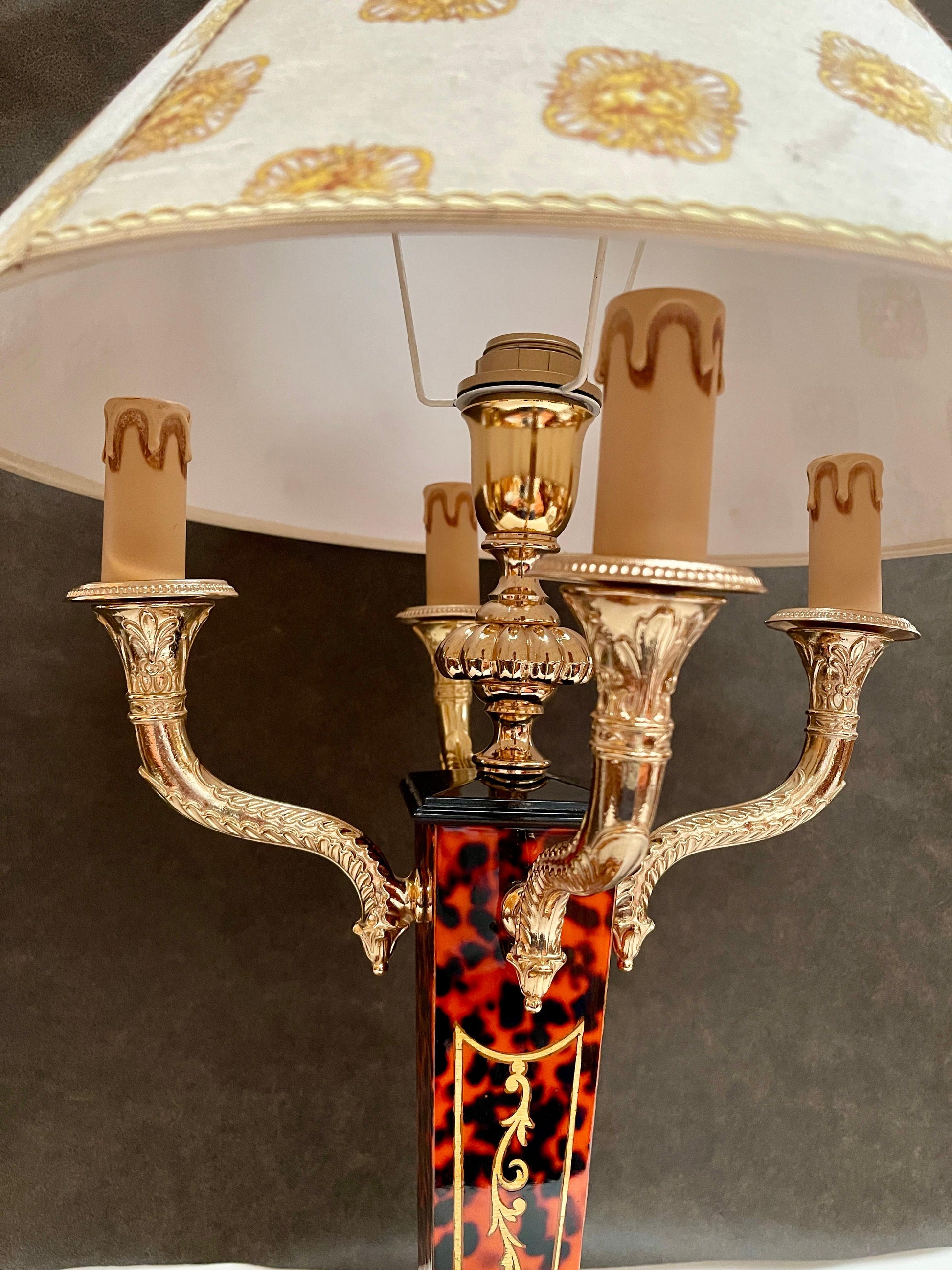 Grande lampada da tavolo italiana in stile classico in legno tartarugato anni 80