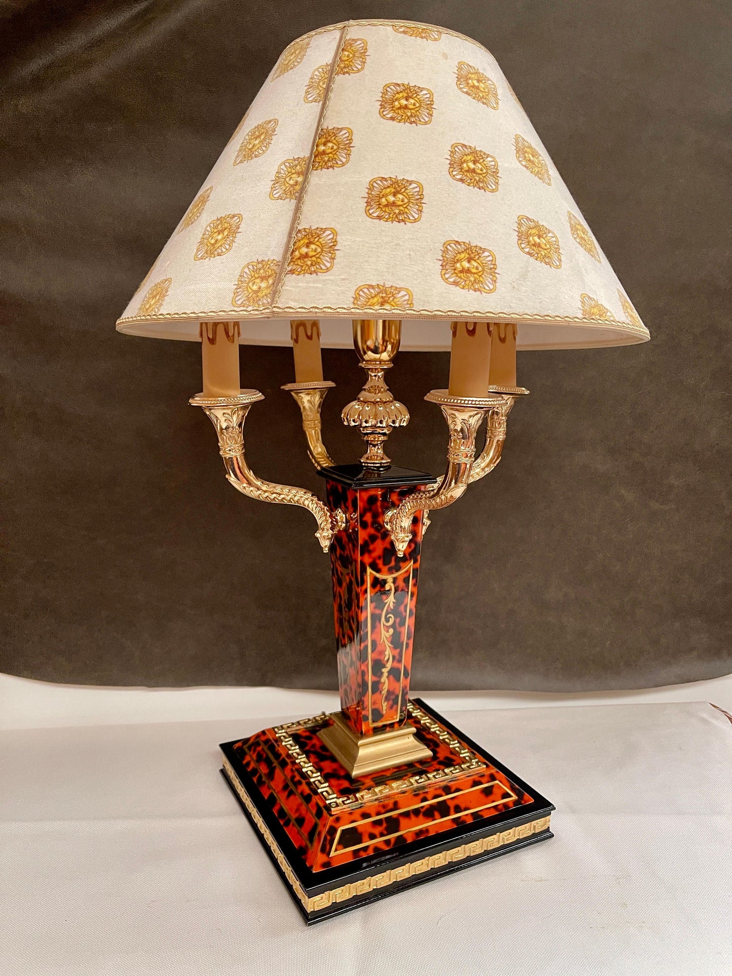 Grande lampada da tavolo italiana in stile classico in legno tartarugato anni 80