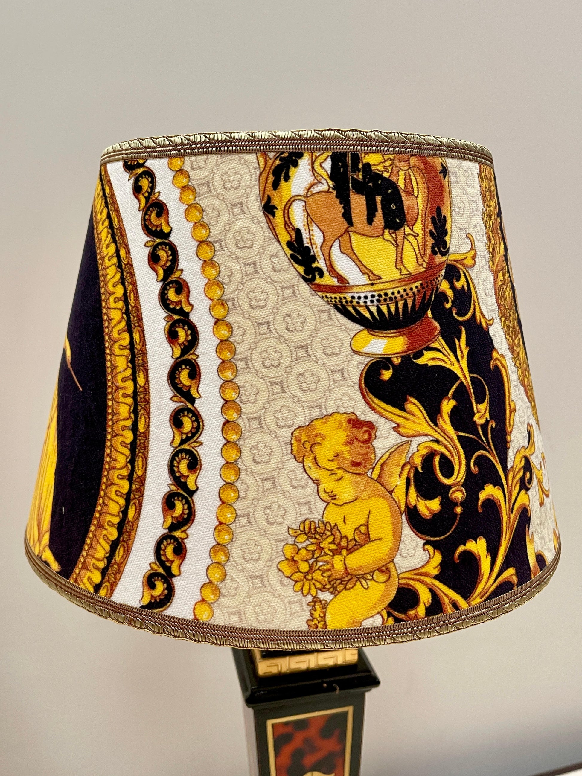 Coppia di lampade italiane da tavolo in stile neoclassico versailles, XX secolo