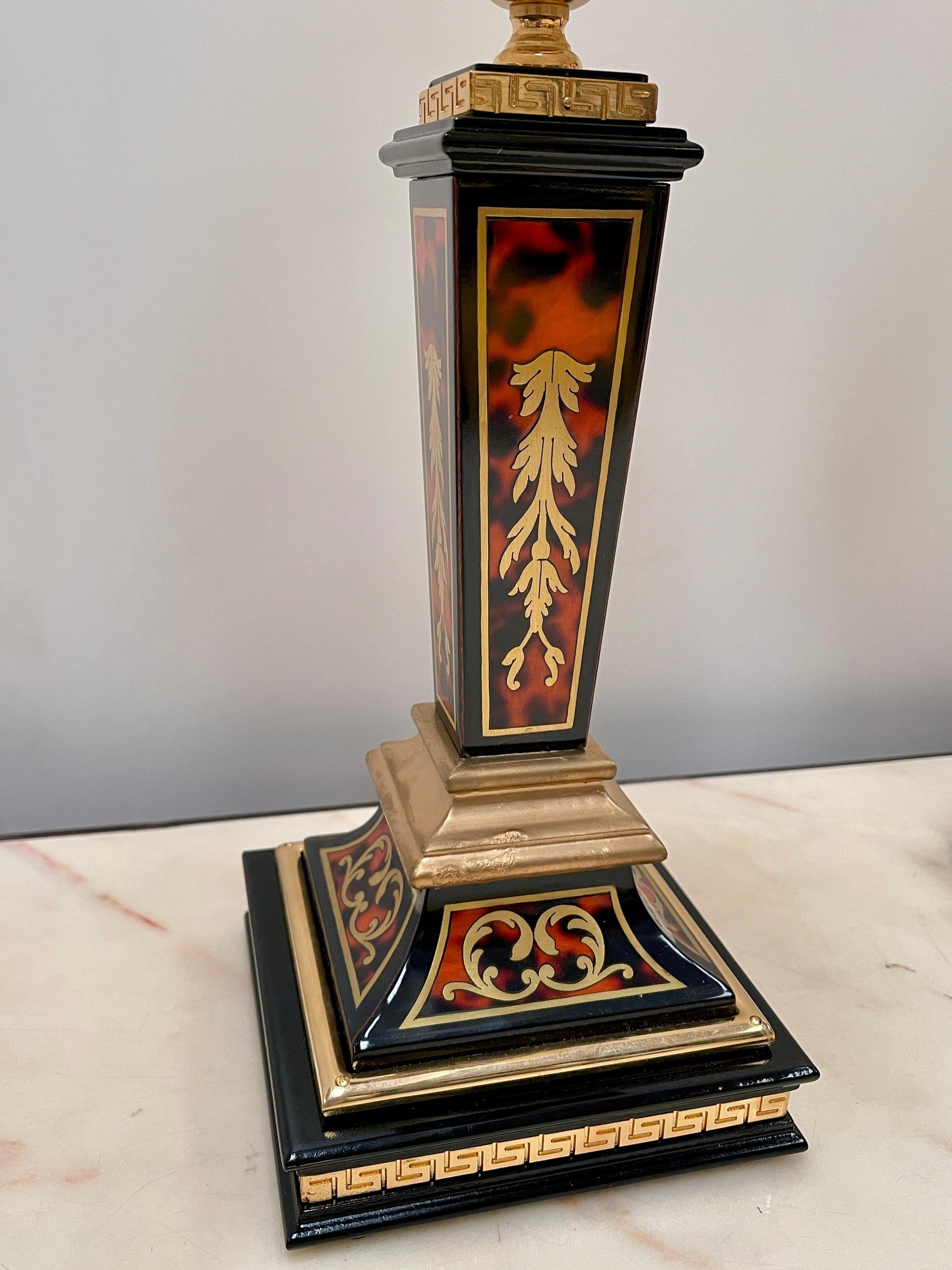 Coppia di lampade italiane da tavolo in stile neoclassico versailles, XX secolo