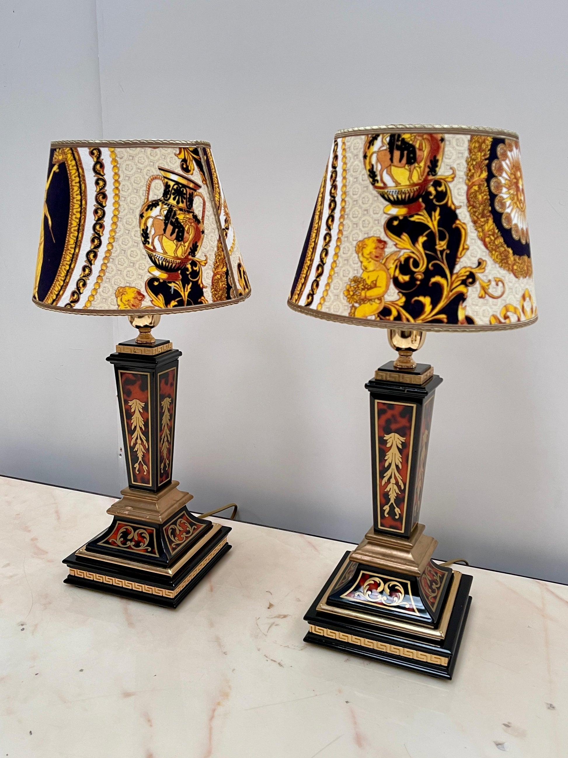 Coppia di lampade italiane da tavolo in stile neoclassico versailles, XX secolo