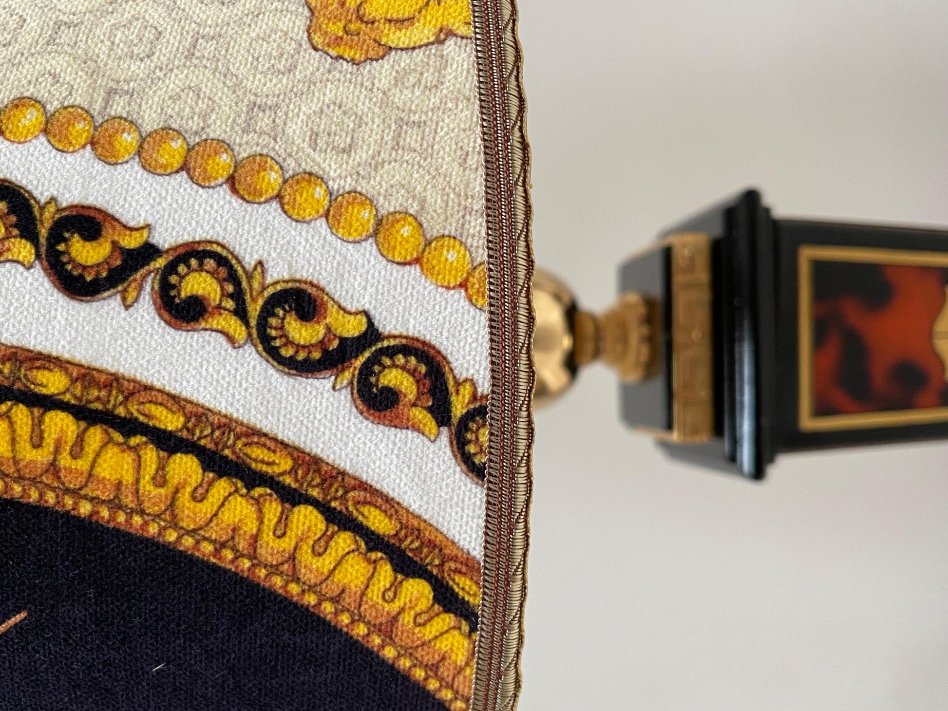 Coppia di lampade italiane da tavolo in stile neoclassico versailles, XX secolo