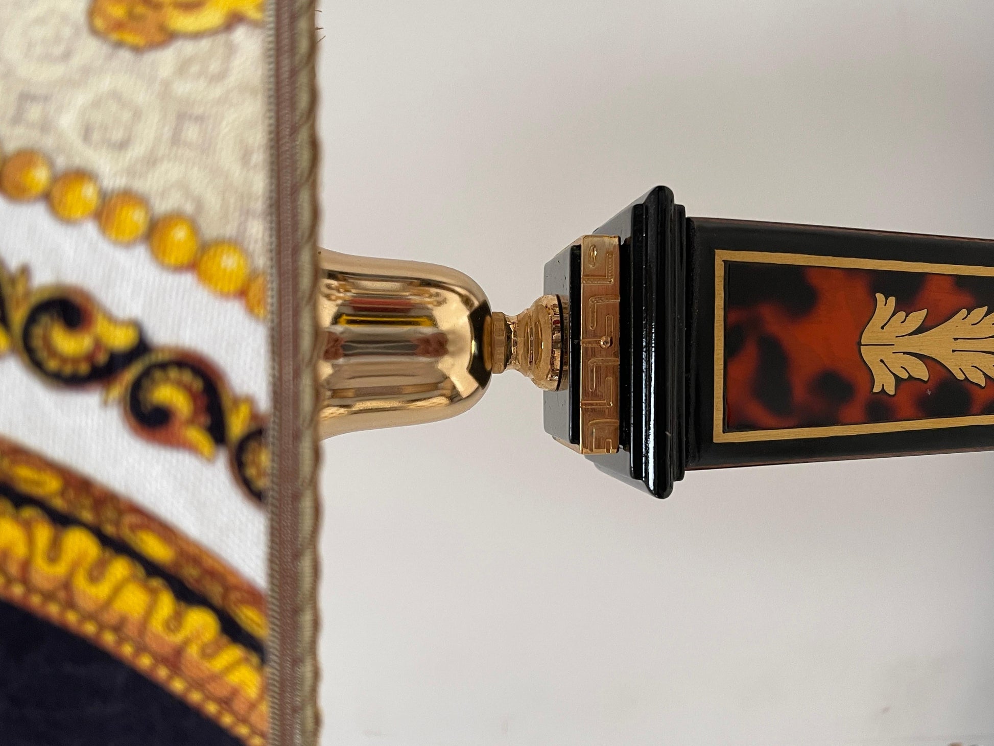 Coppia di lampade italiane da tavolo in stile neoclassico versailles, XX secolo