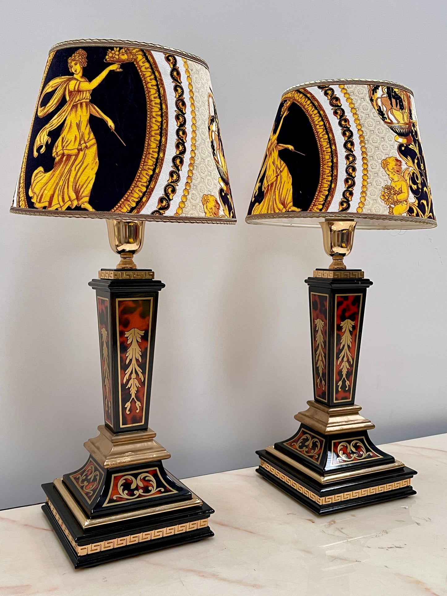 Coppia di lampade italiane da tavolo in stile neoclassico versailles, XX secolo