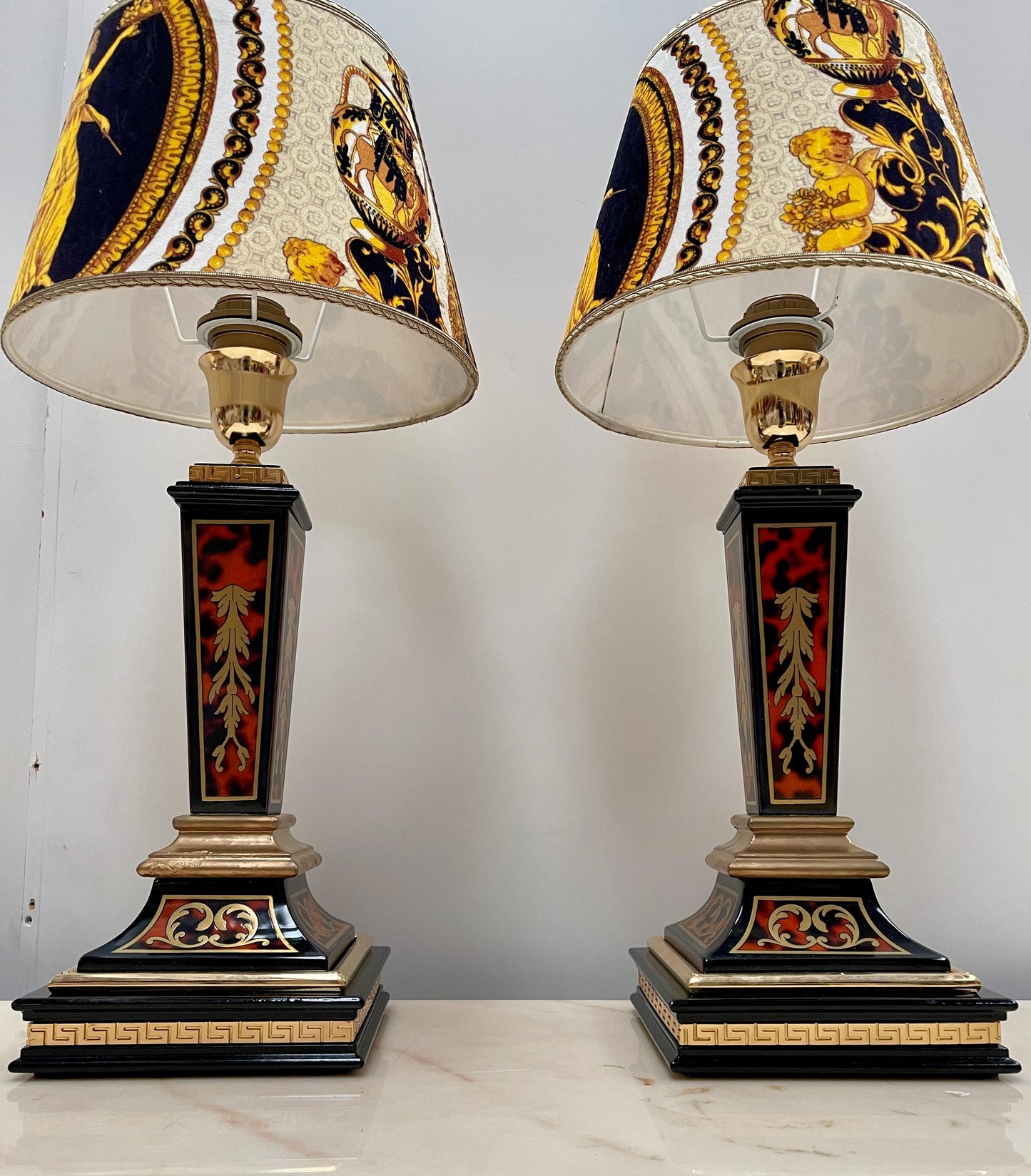 Coppia di lampade italiane da tavolo in stile neoclassico versailles, XX secolo