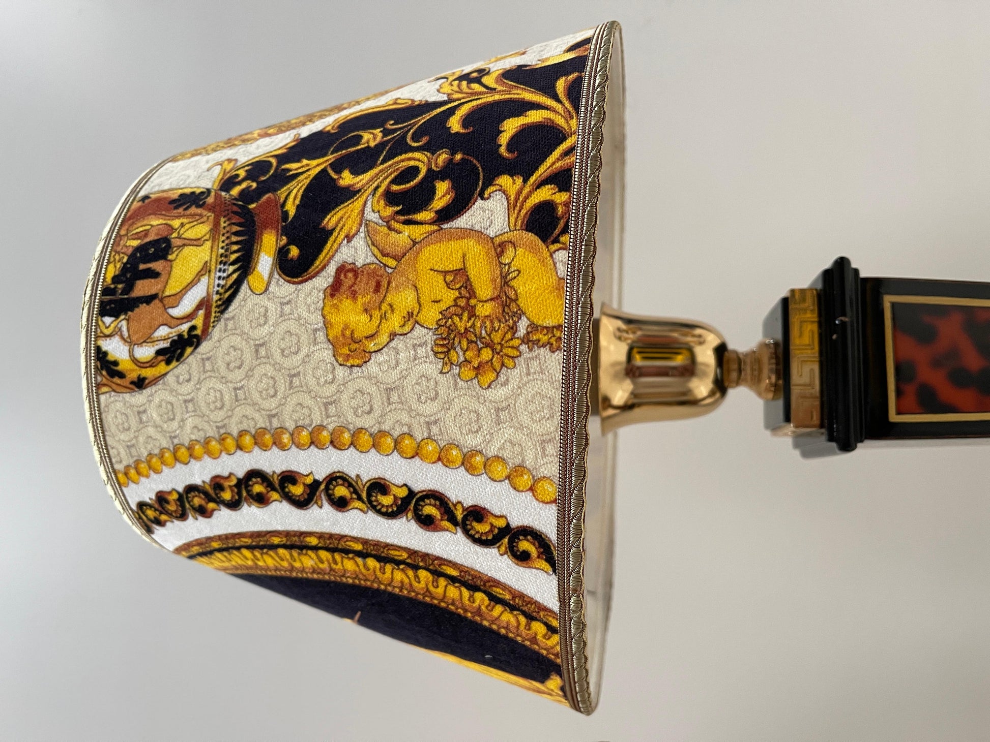 Coppia di lampade italiane da tavolo in stile neoclassico versailles, XX secolo