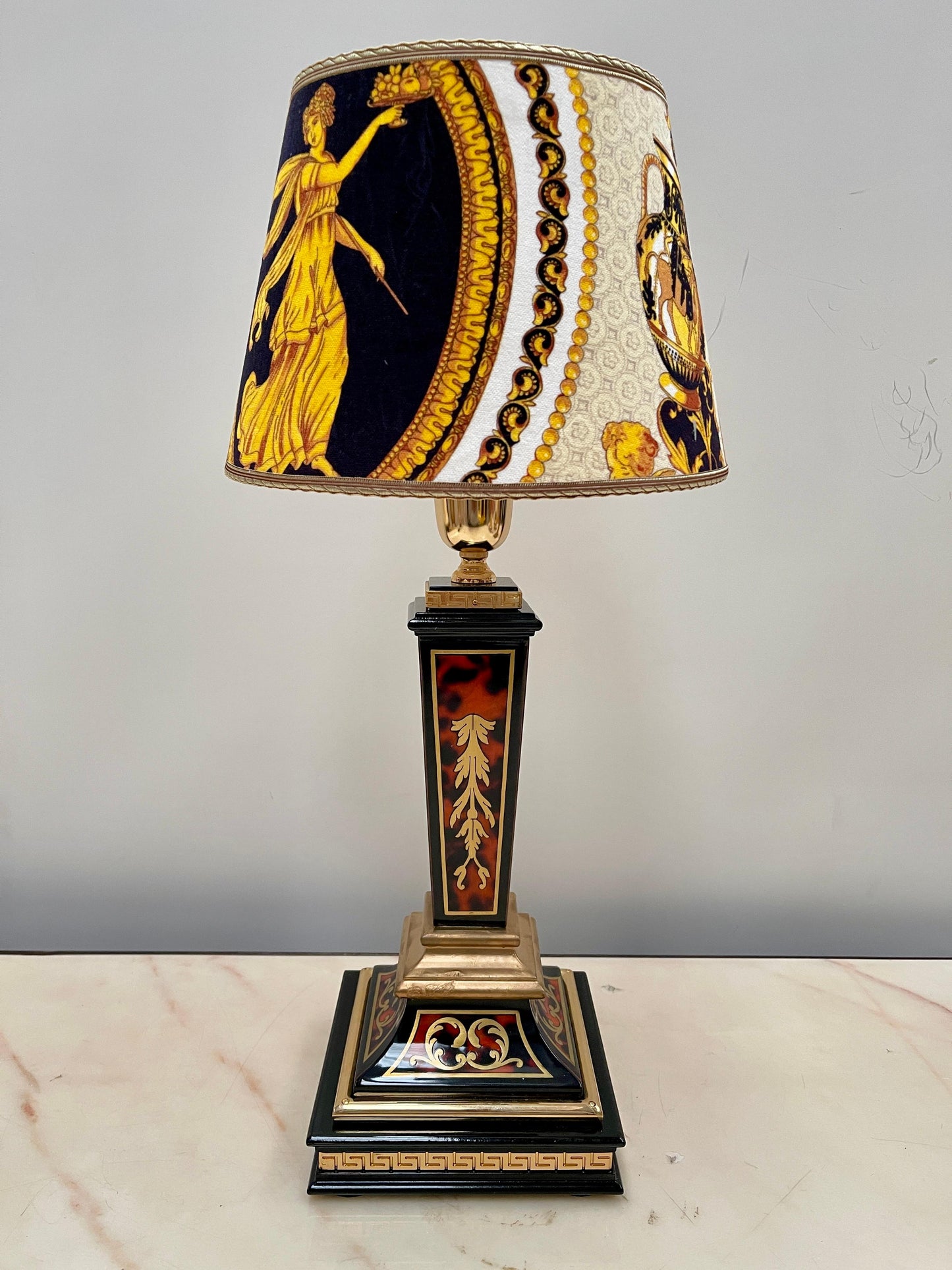 Coppia di lampade italiane da tavolo in stile neoclassico versailles, XX secolo