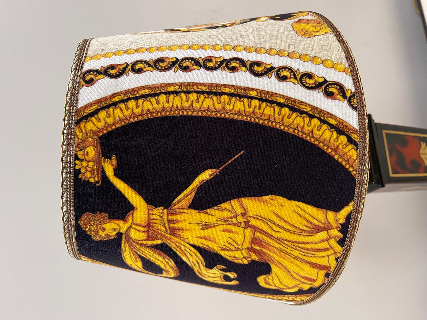 Coppia di lampade italiane da tavolo in stile neoclassico versailles, XX secolo