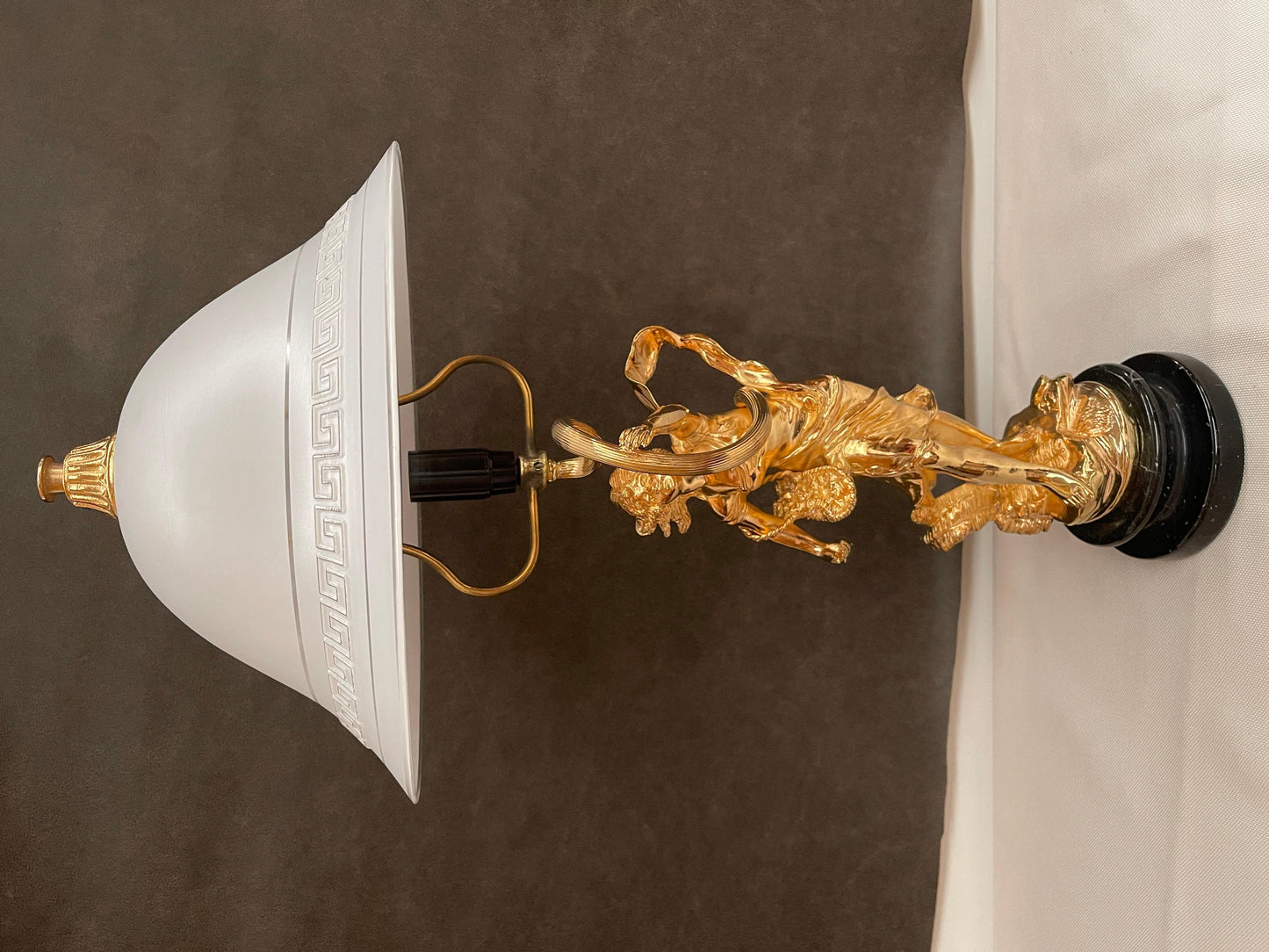 Lussuosa lampada da tavolo in bronzo dorato in classico stile italiano sec. XX