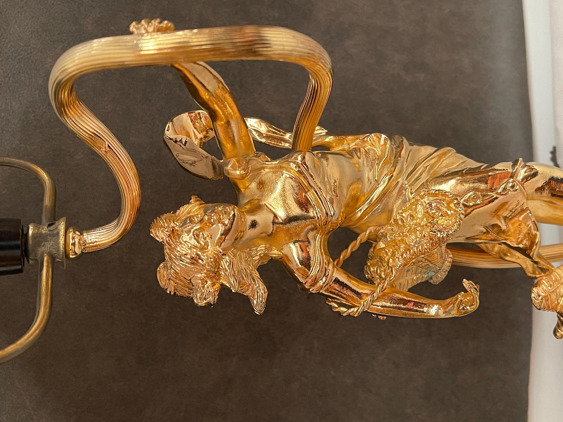 Lussuosa lampada da tavolo in bronzo dorato in classico stile italiano sec. XX