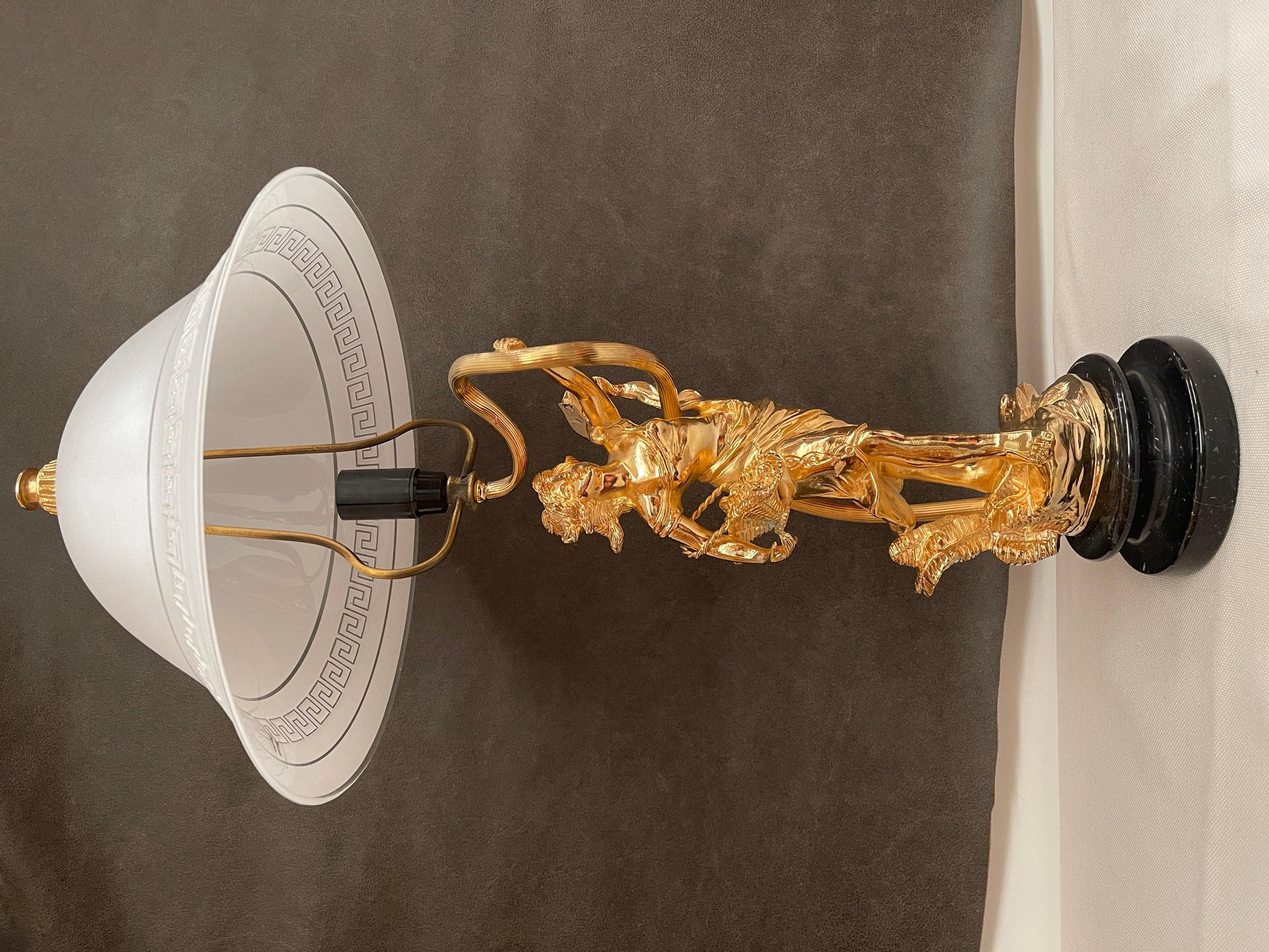 Lussuosa lampada da tavolo in bronzo dorato in classico stile italiano sec. XX