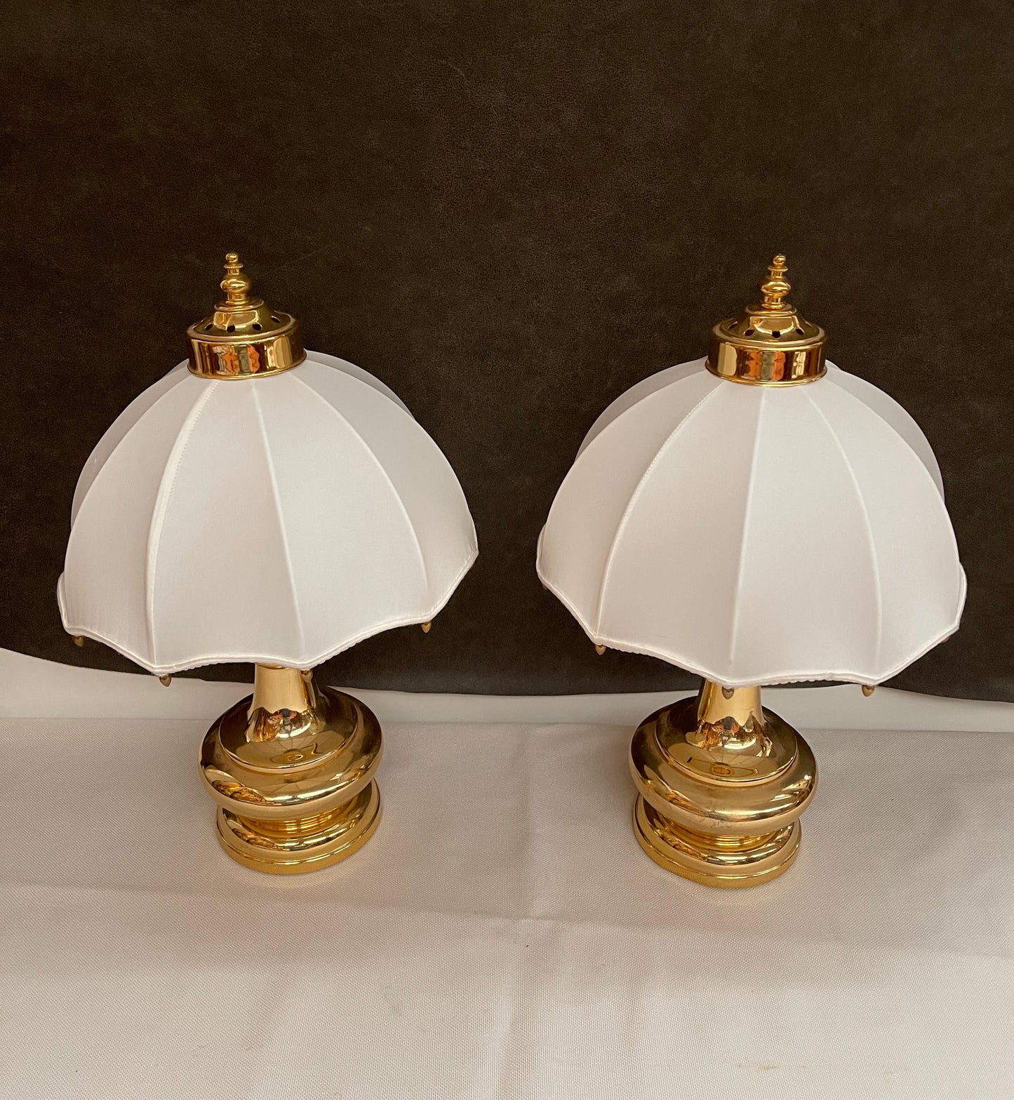 Coppia di lampade da tavolo in ottone e tessuto in stile classico italiano