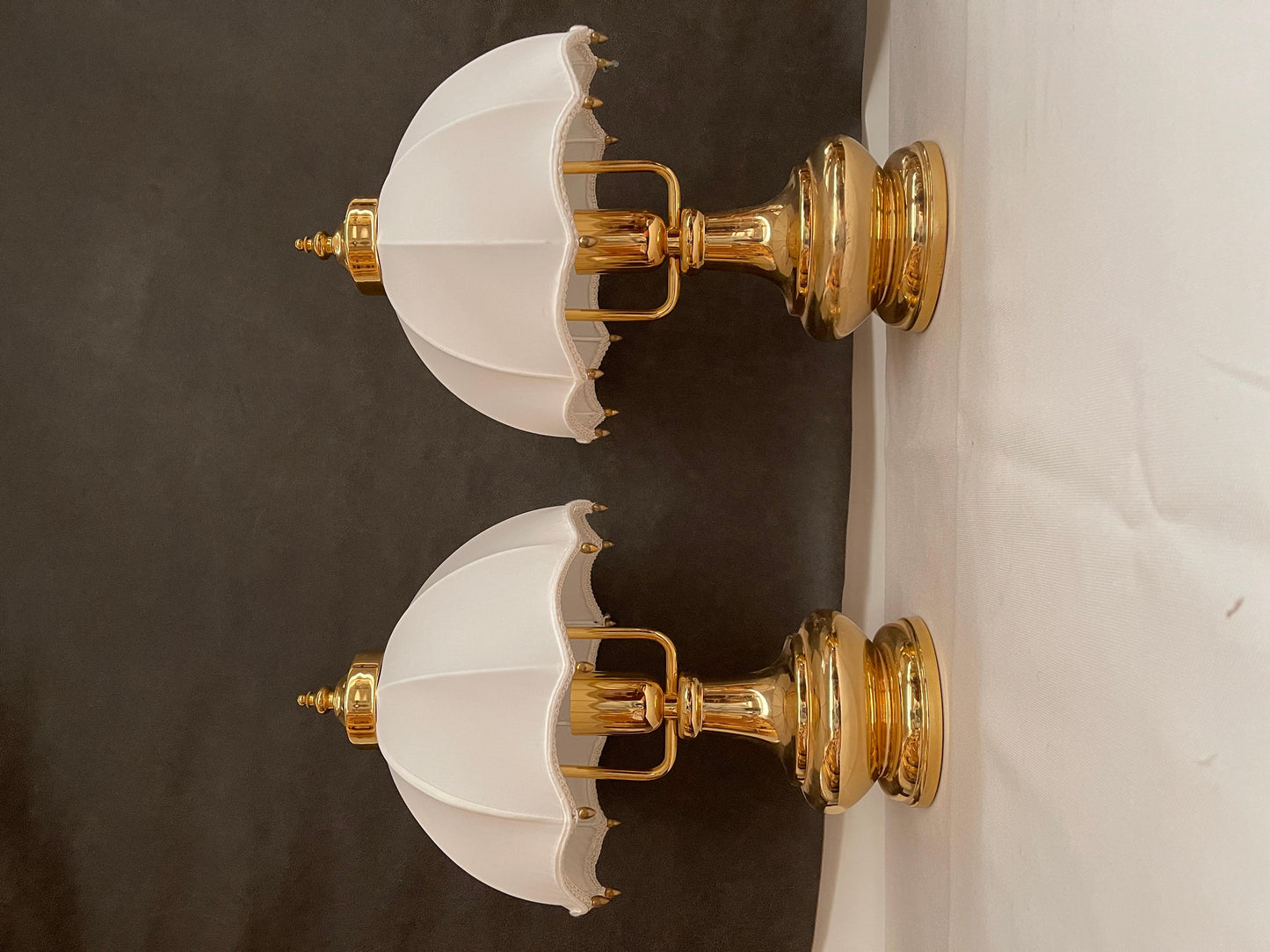 Coppia di lampade da tavolo in ottone e tessuto in stile classico italiano