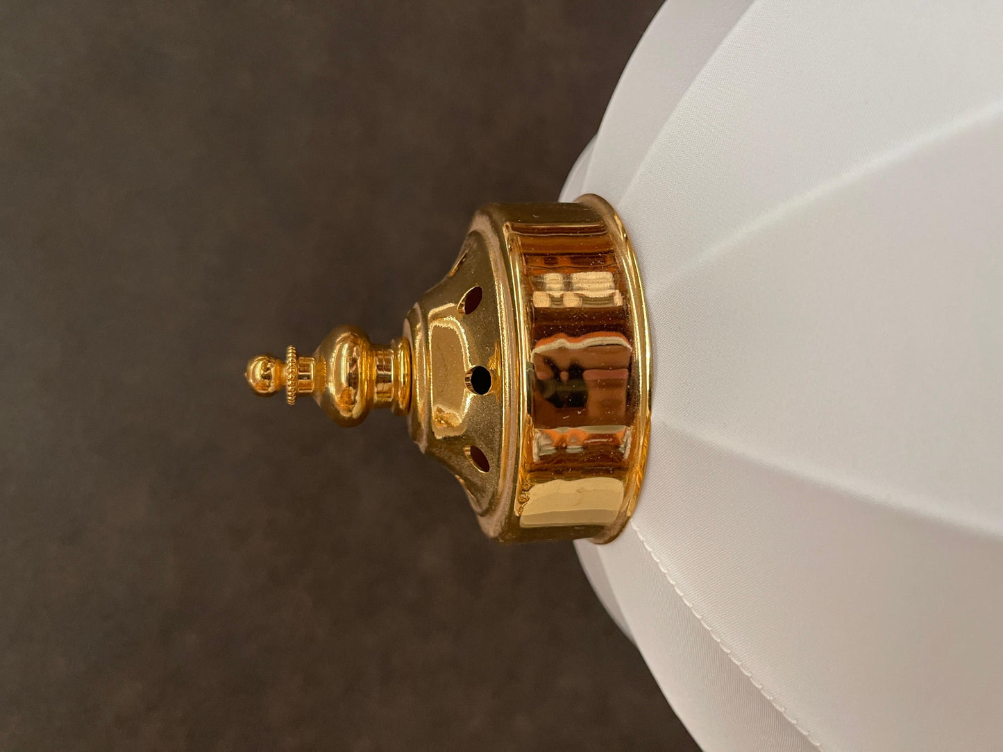 Coppia di lampade da tavolo in ottone e tessuto in stile classico italiano