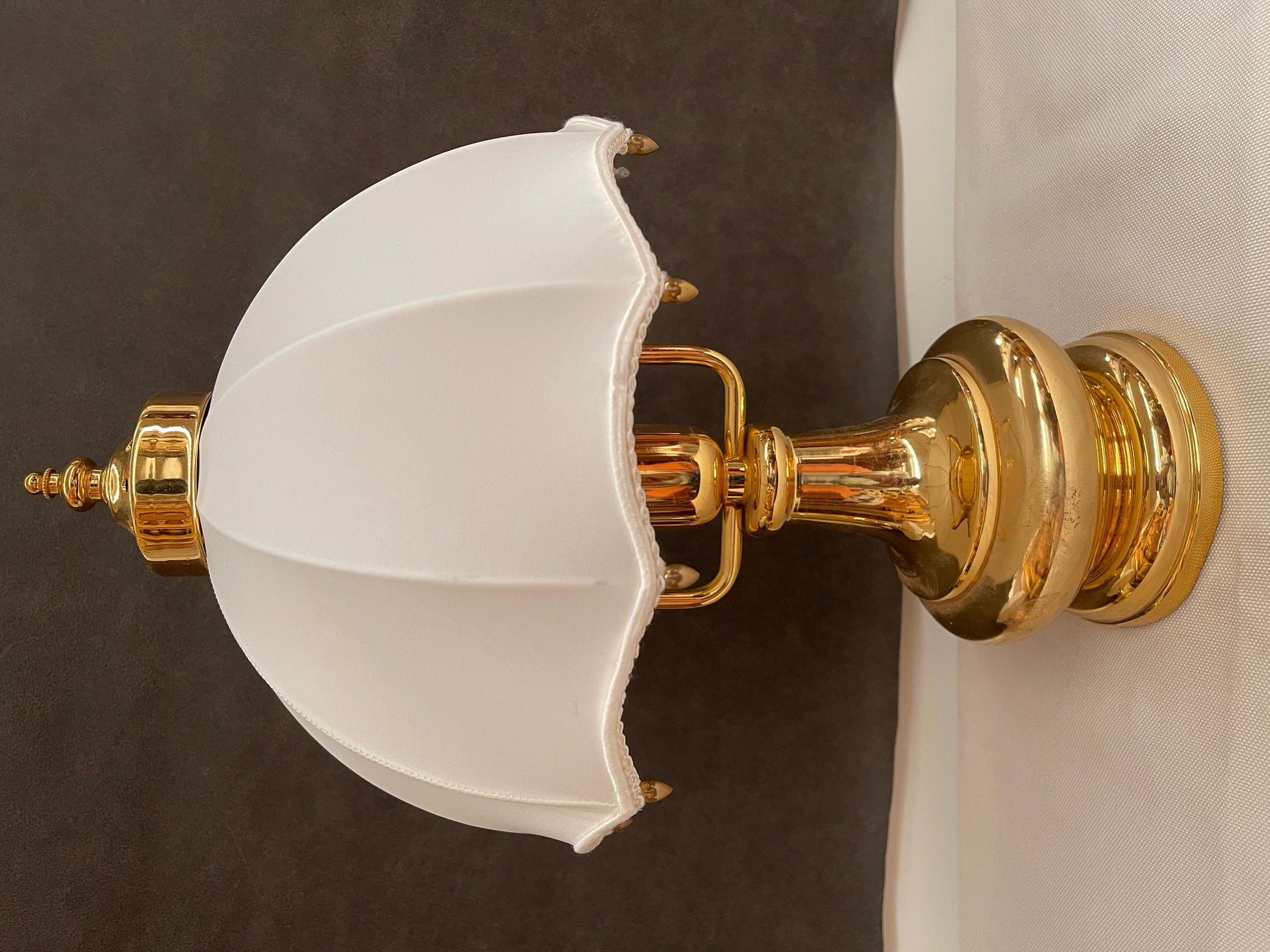 Coppia di lampade da tavolo in ottone e tessuto in stile classico italiano