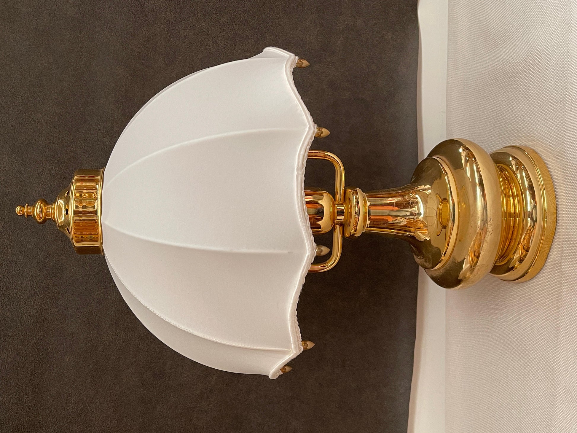 Coppia di lampade da tavolo in ottone e tessuto in stile classico italiano