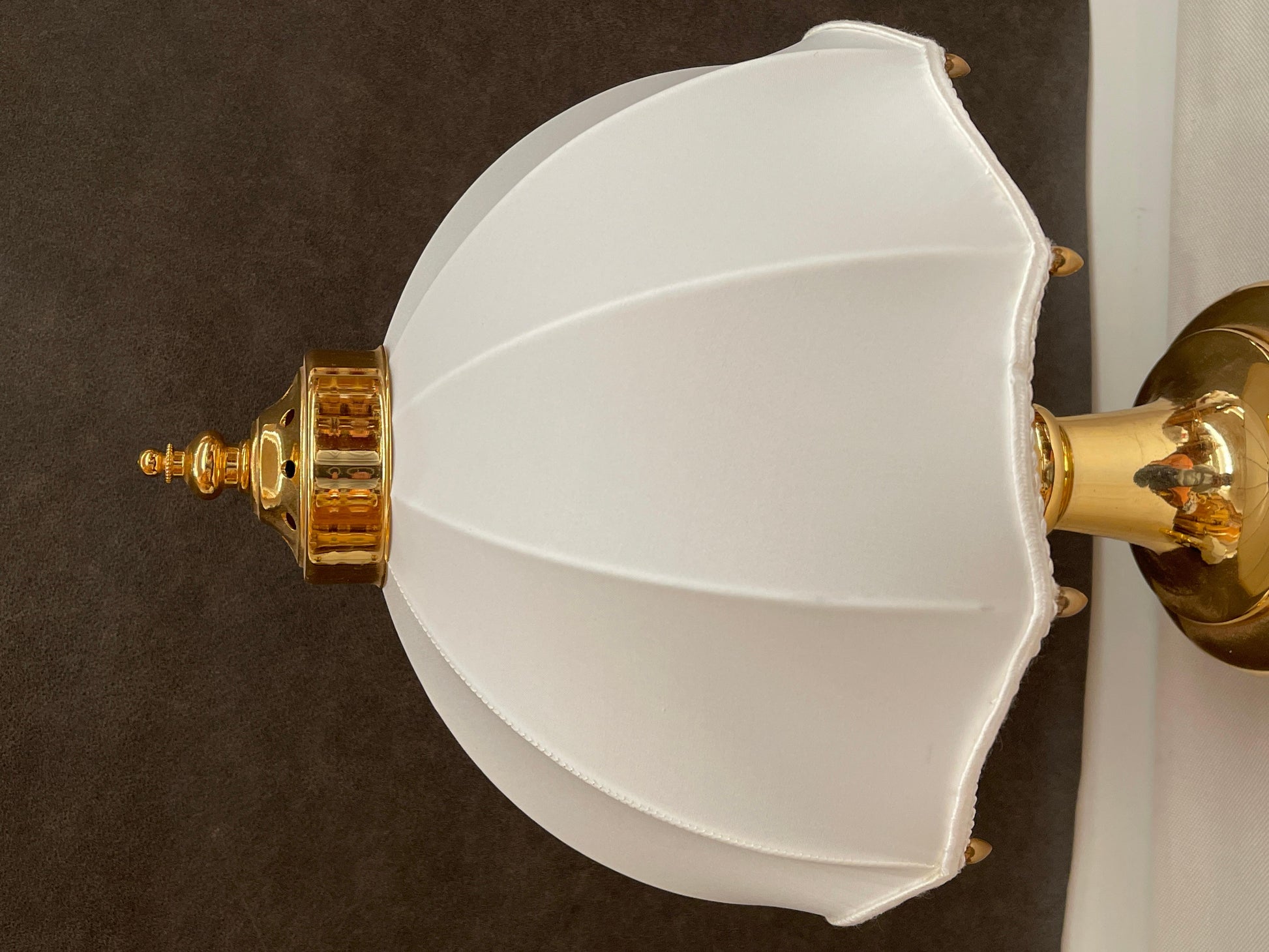 Coppia di lampade da tavolo in ottone e tessuto in stile classico italiano