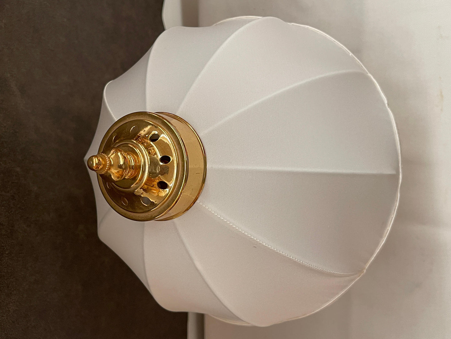 Coppia di lampade da tavolo in ottone e tessuto in stile classico italiano