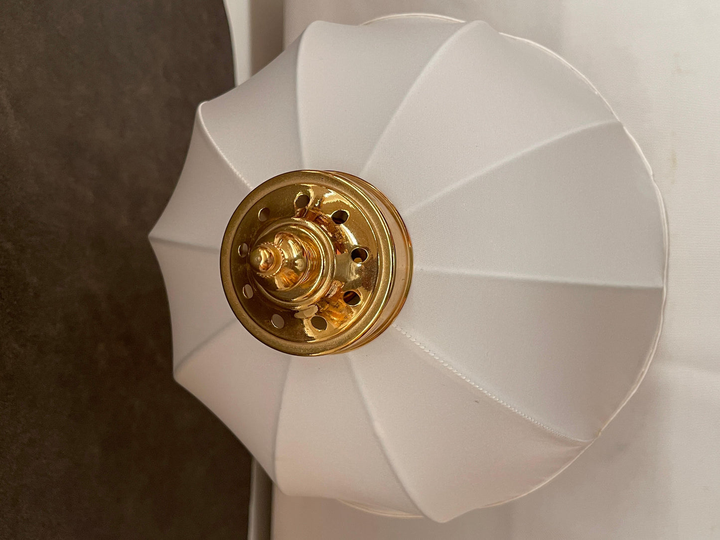 Coppia di lampade da tavolo in ottone e tessuto in stile classico italiano