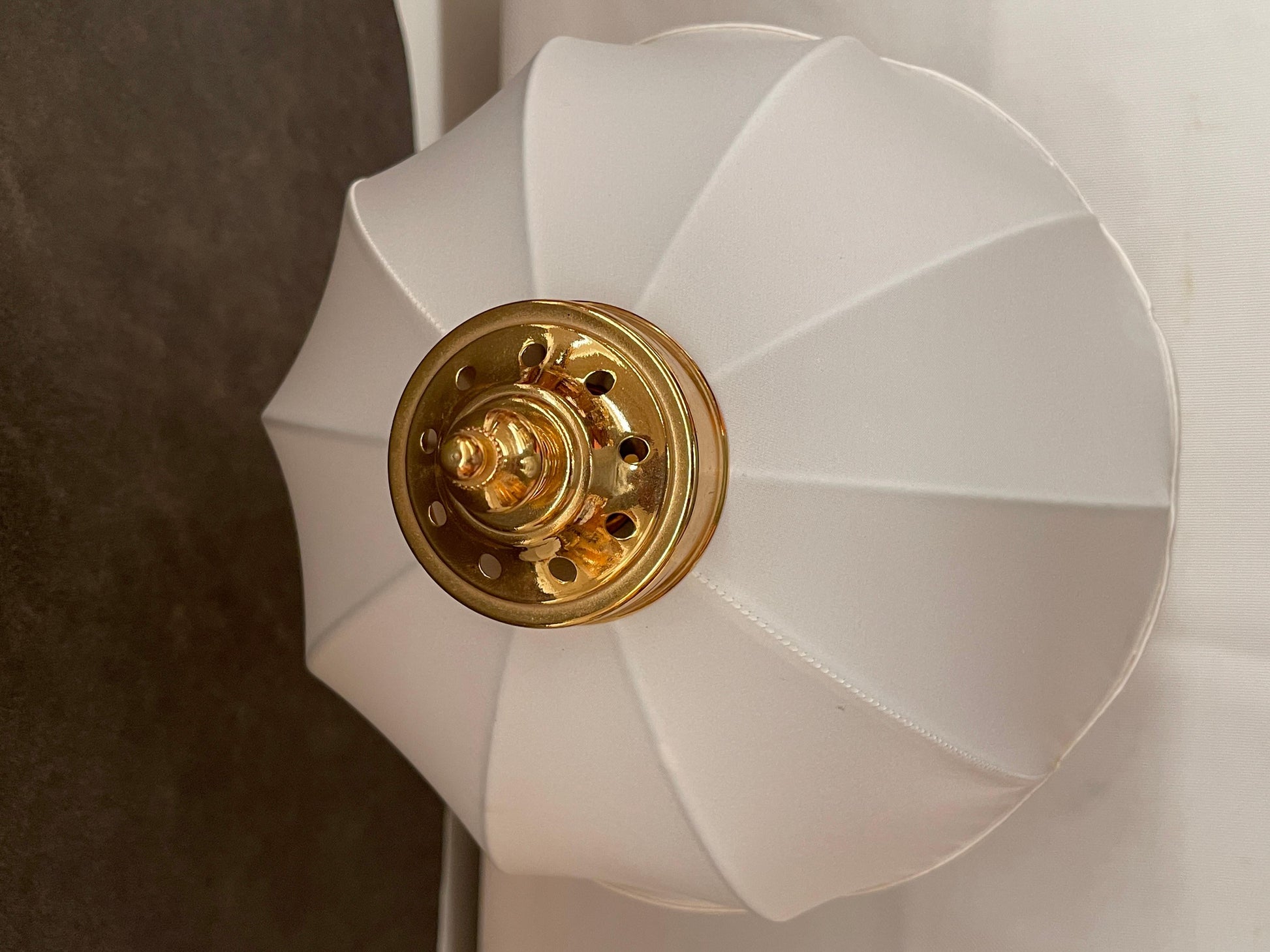 Coppia di lampade da tavolo in ottone e tessuto in stile classico italiano