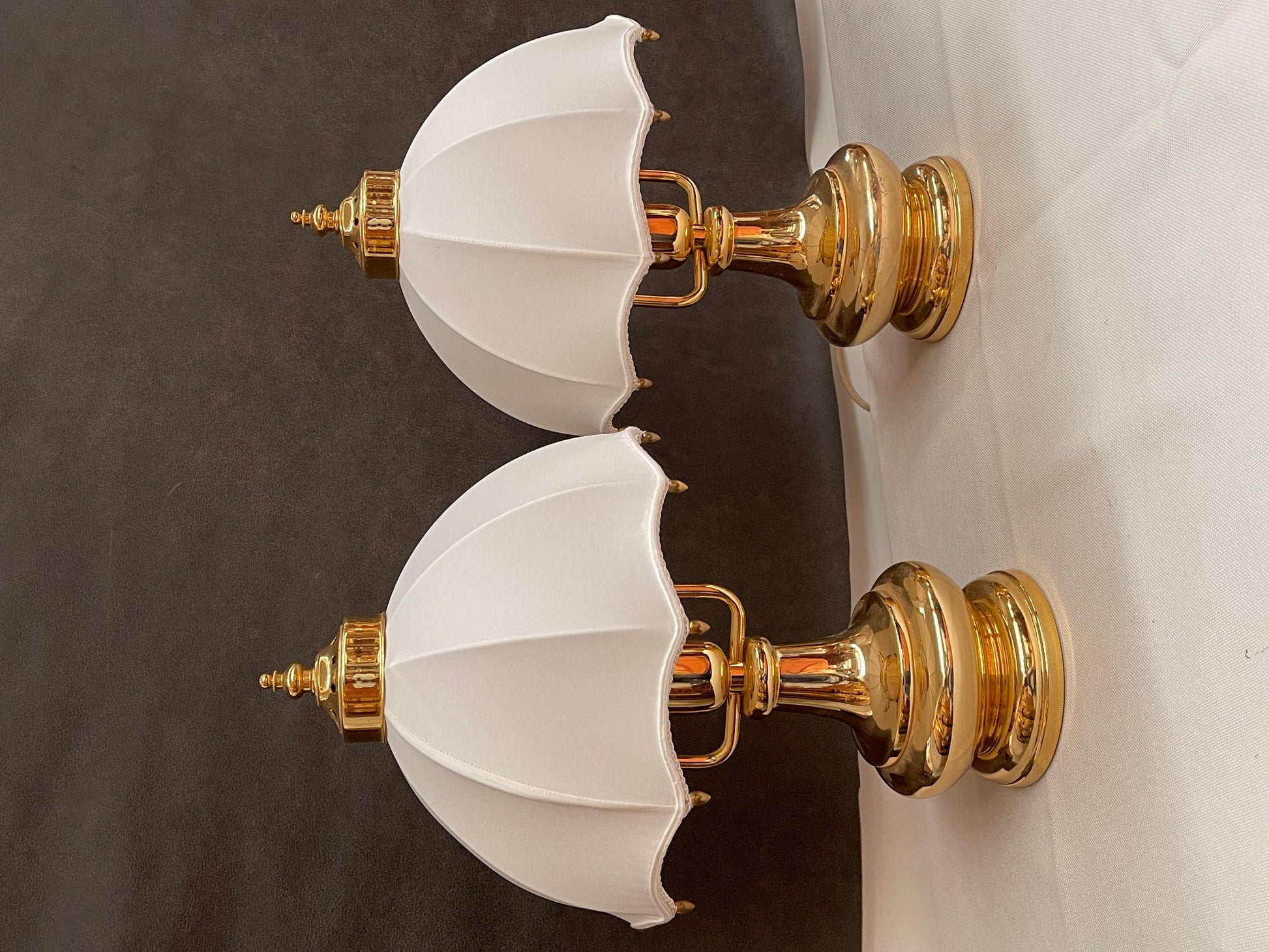 Coppia di lampade da tavolo in ottone e tessuto in stile classico italiano