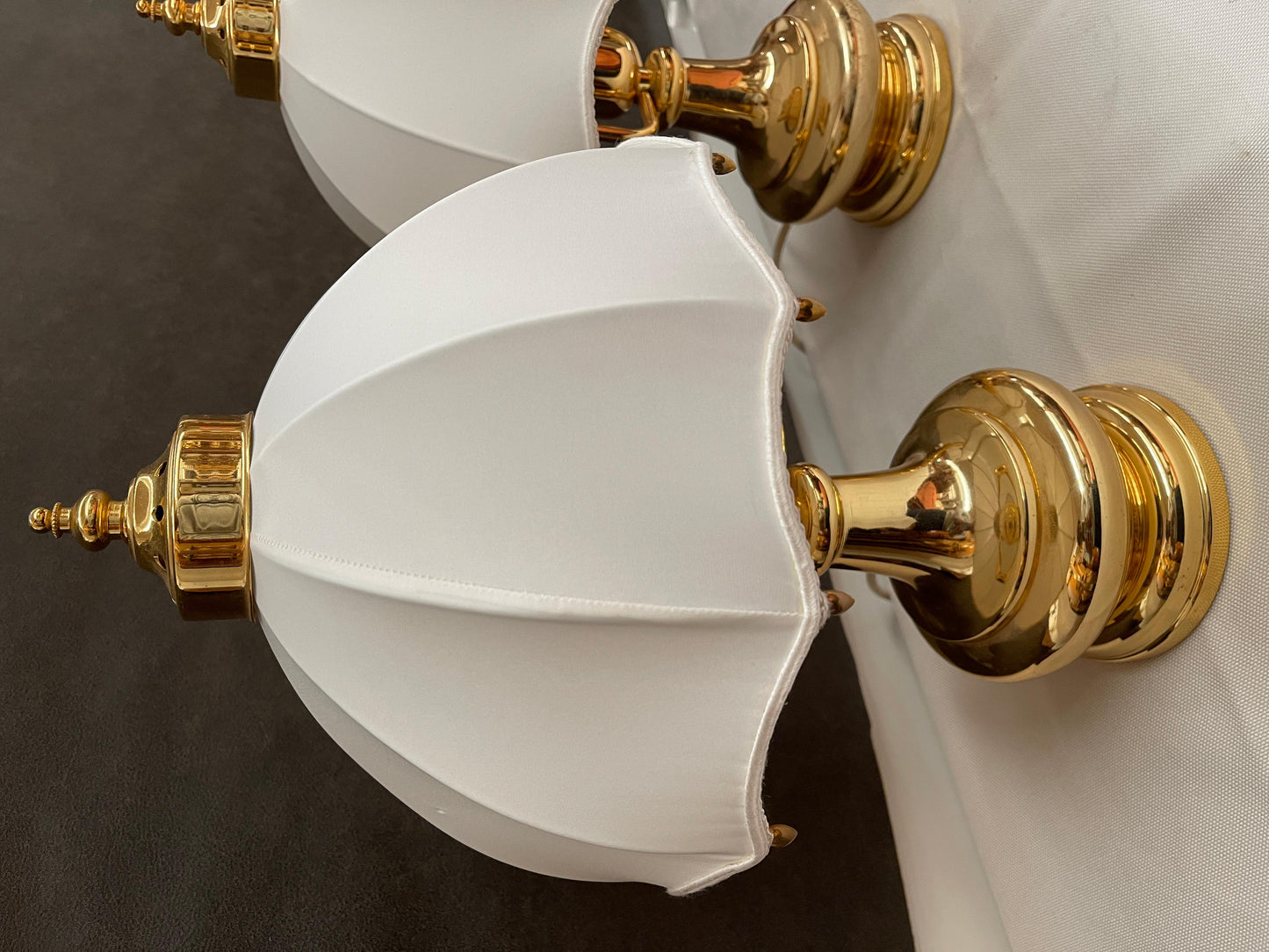 Coppia di lampade da tavolo in ottone e tessuto in stile classico italiano