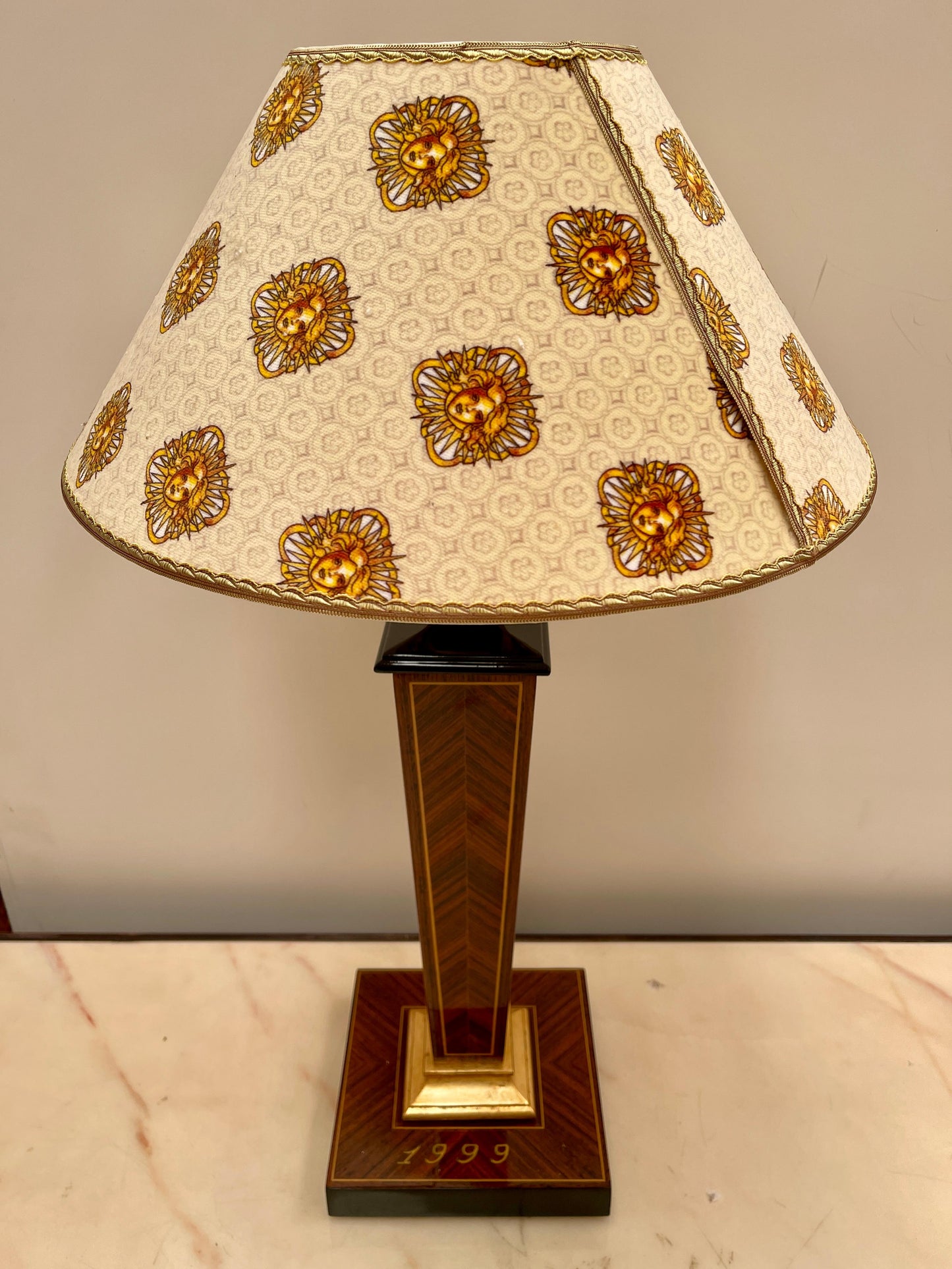 Elegante Lampade da tavolo versailles in legno con paralume a cupola anni '90